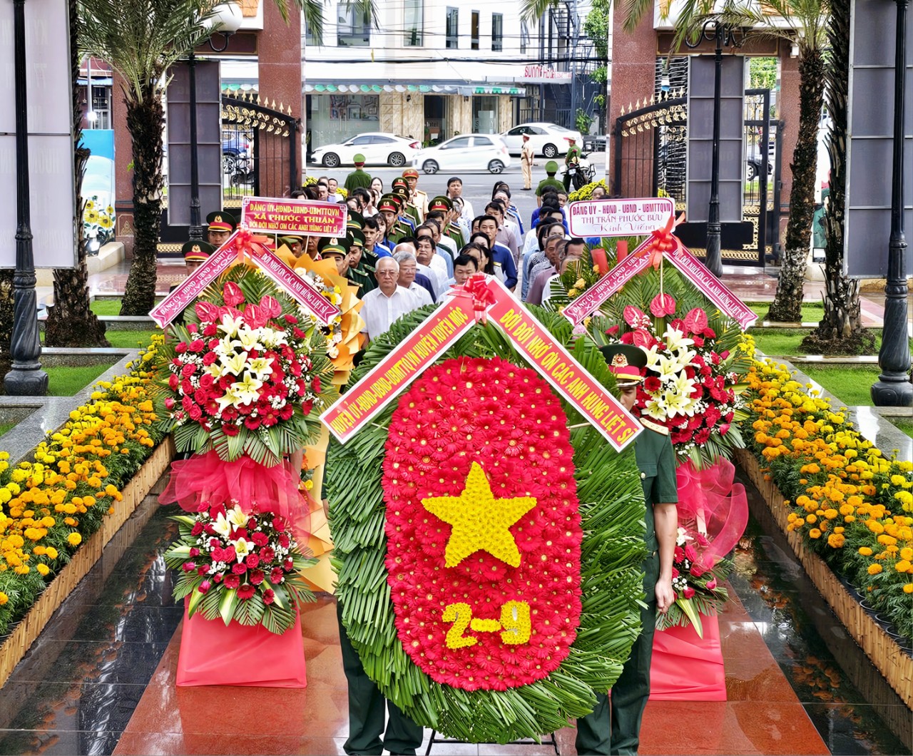 Lãnh đạo huyện Xuyện Mộc cùng nhân dân đến viếng, dâng hương tại Nghĩa trang liệt sỹ huyện.