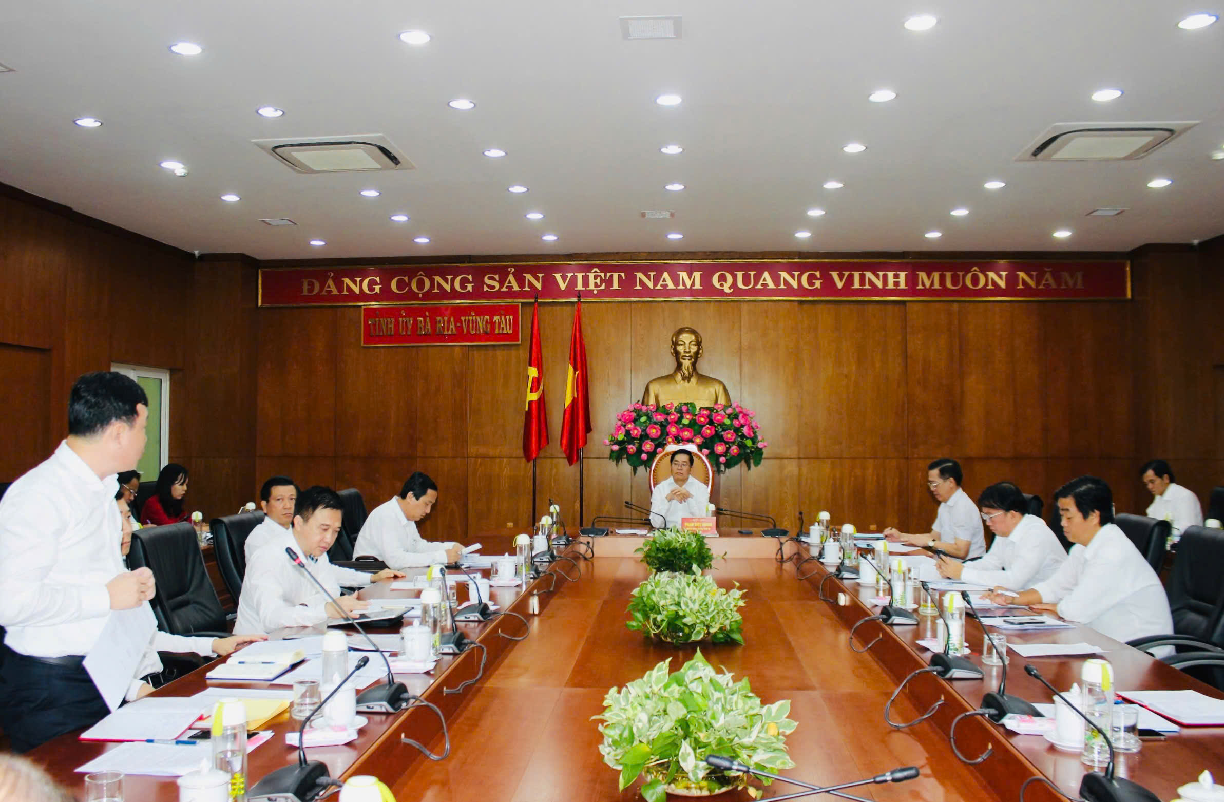 Ông Phạm Thành Chung, Bí thư Huyện ủy Xuyên Mộc phát biểu tại hội nghị giao ban.