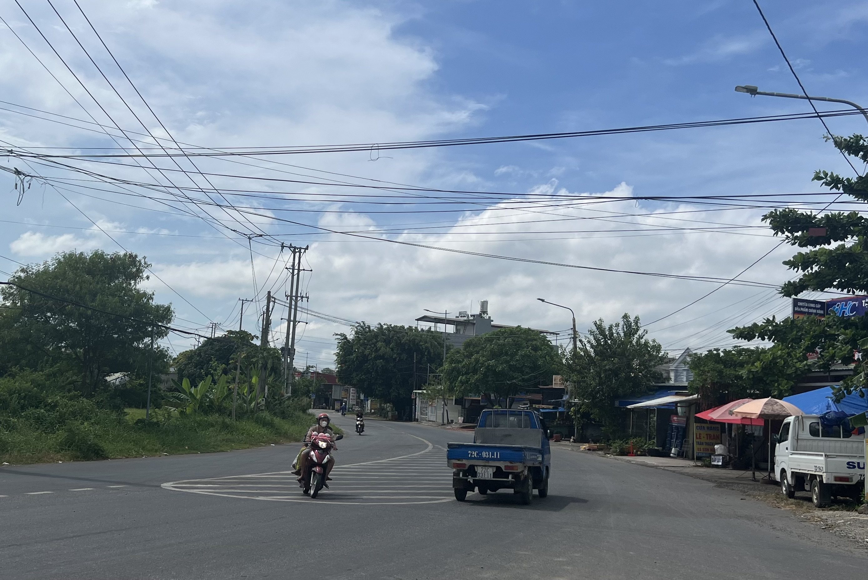 Tại đường Lê Trọng Tấn (TP.Bà Rịa) phóng viên ghi nhận nhiều trường hợp đè vạch xương cá.