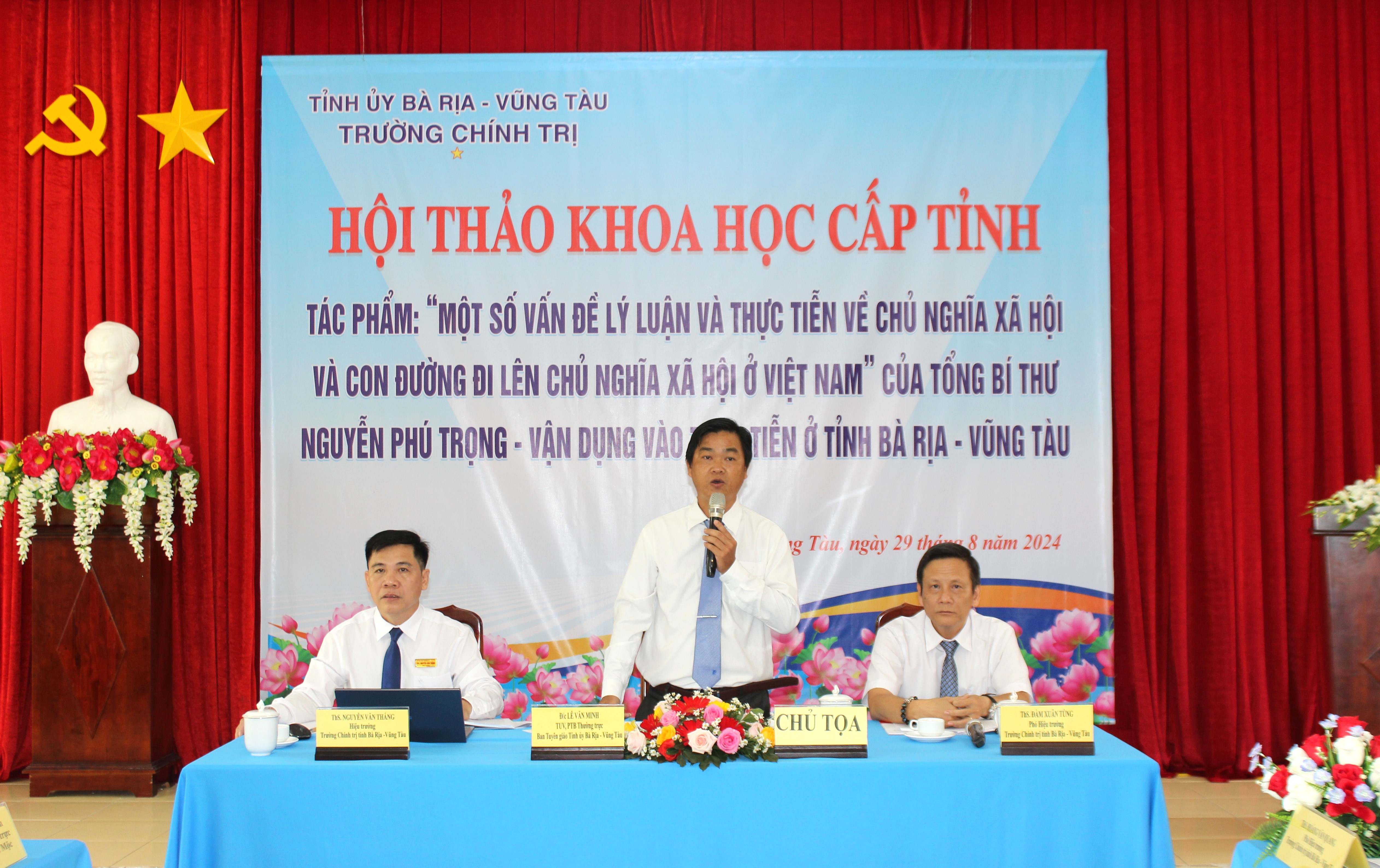 Ông Lê Văn Minh, Phó Trưởng Ban Tuyên giáo Tỉnh ủy phát triển tại hội thảo.