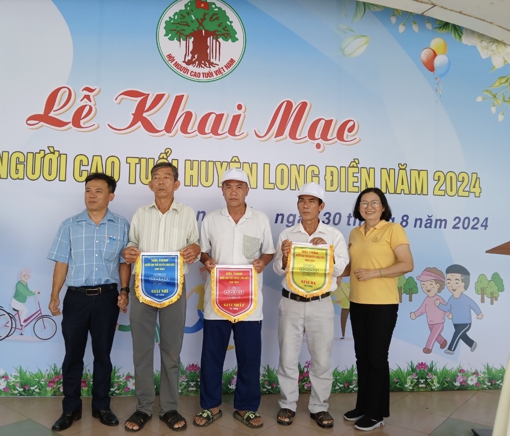 Ban tổ chức trao giải cho các vận động viên đạt thành tích cao ở môn cờ tướng.