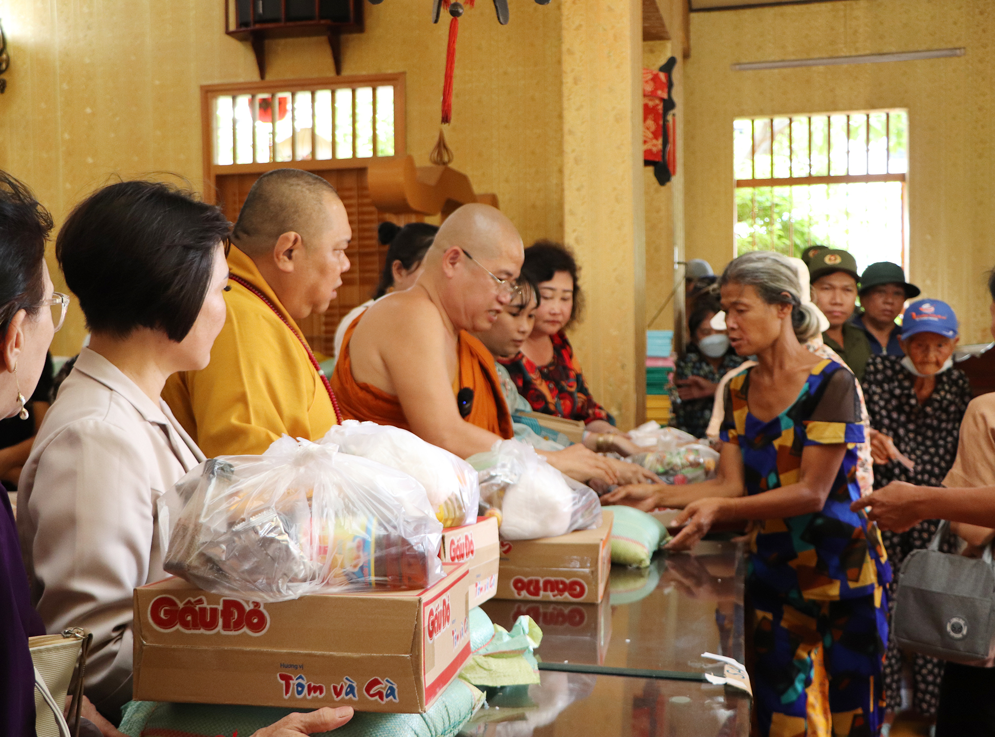Gần 2.000 suất quà được trao tới người nghèo, người có hoàn cảnh khó khăn trên địa bàn.