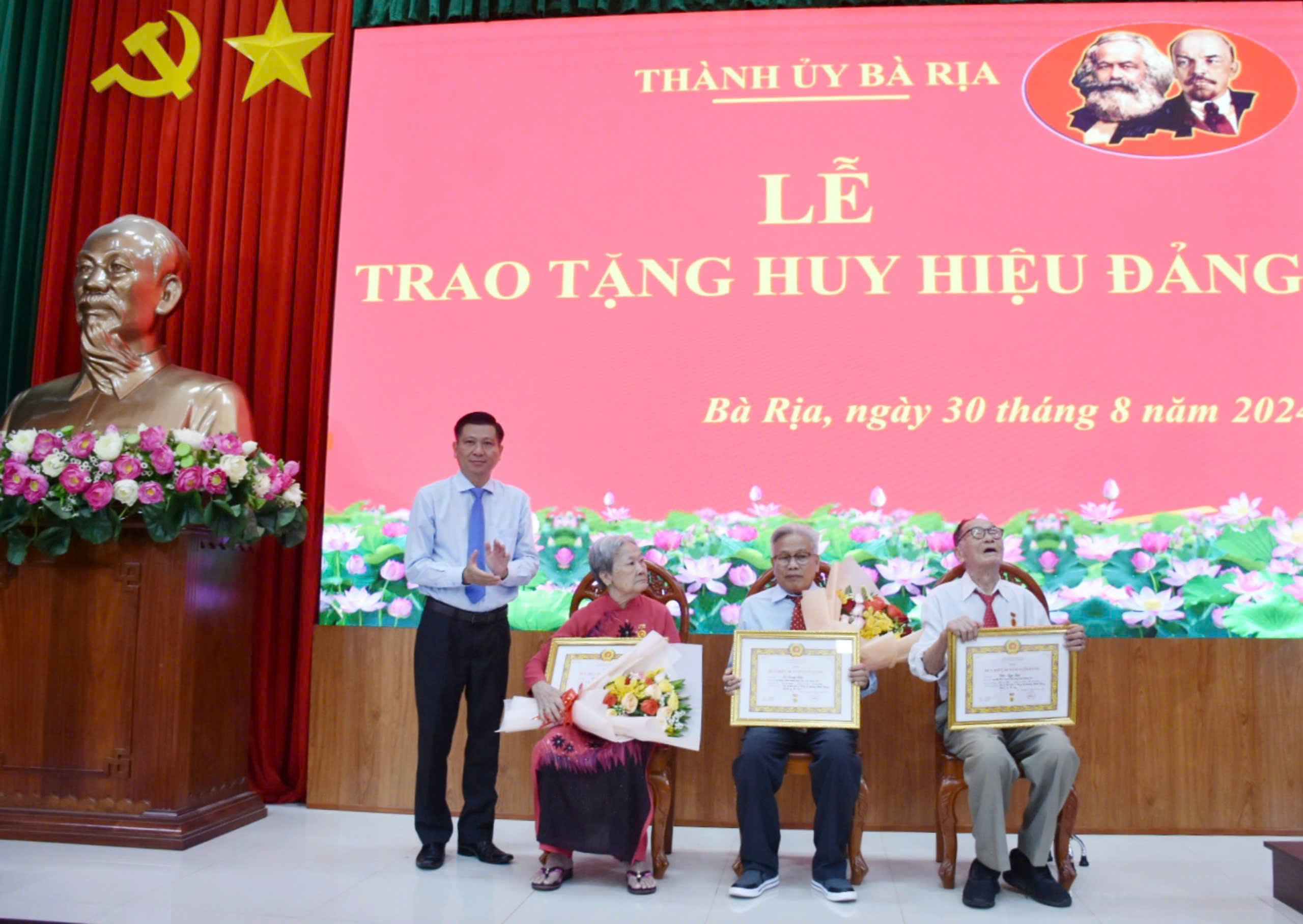 Bí thư Thành ủy Bà Rịa Trần Văn Tuấn trao Huy hiệu 60 năm tuổi Đảng cho các đảng viên.