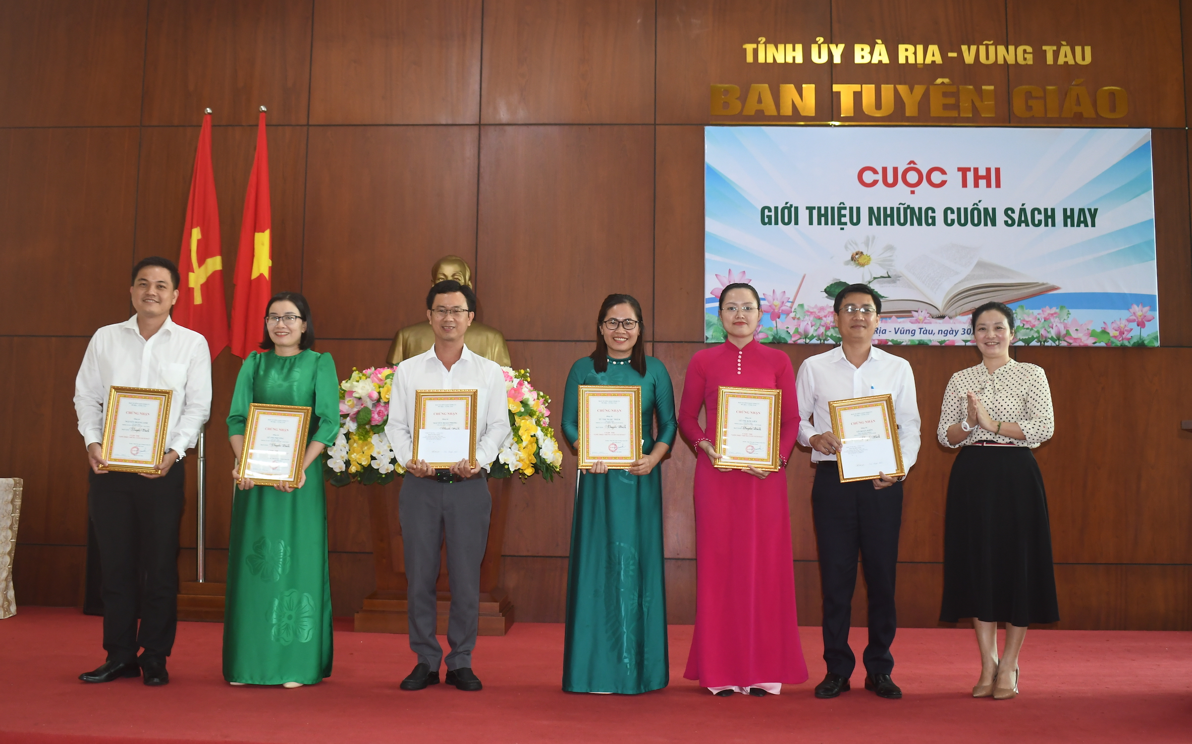 Bà Hồng Kim Ngọc, Chủ tịch Công đoàn Ban Tuyên giáo Tỉnh ủy trao giải Khuyến khích cuộc thi giới thiệu cuốn sách hay.