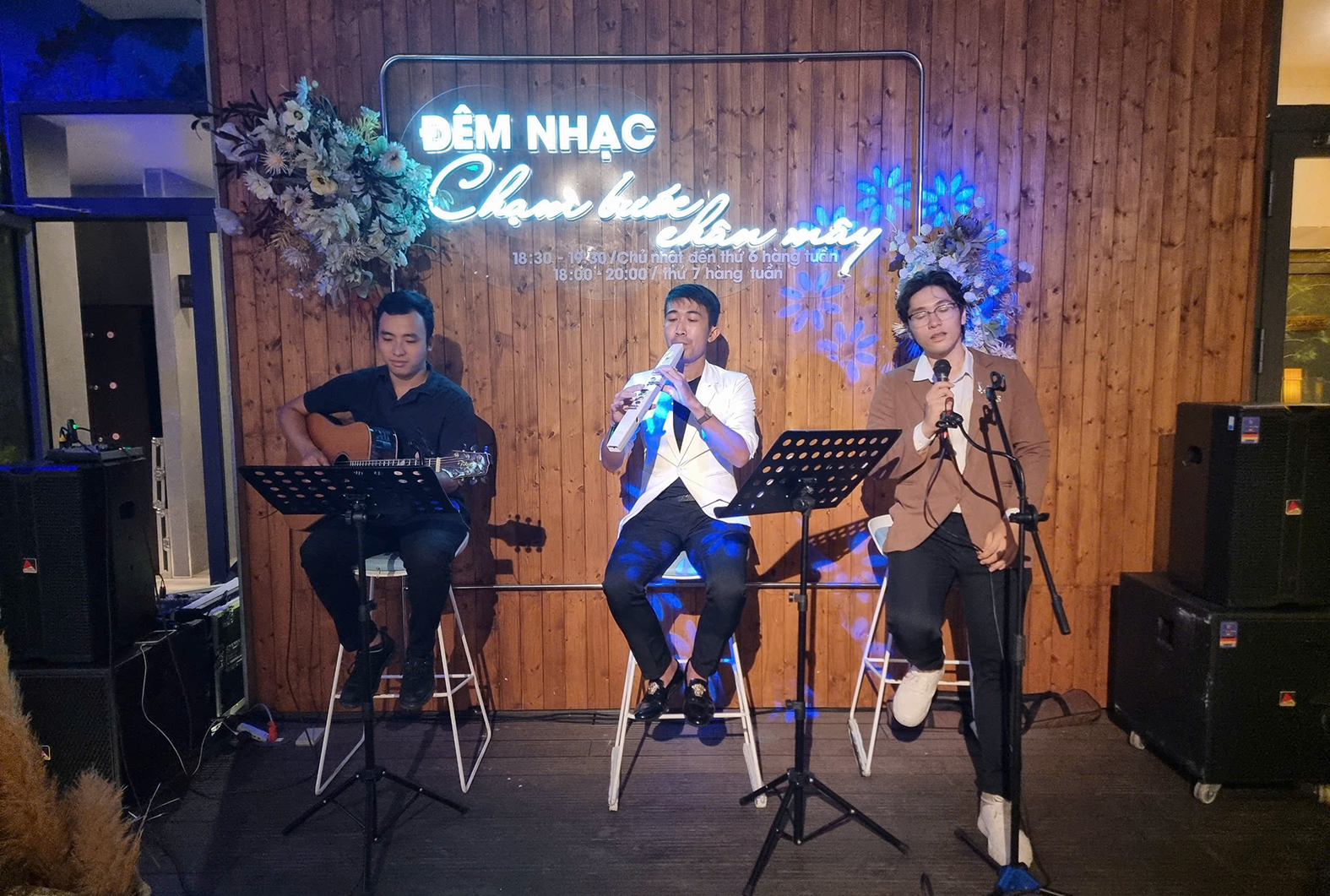 Hòa nhạc tạo không gian thư giãn cho khách lưu trú trên tầng thượng Premier Pearl Hotel.  