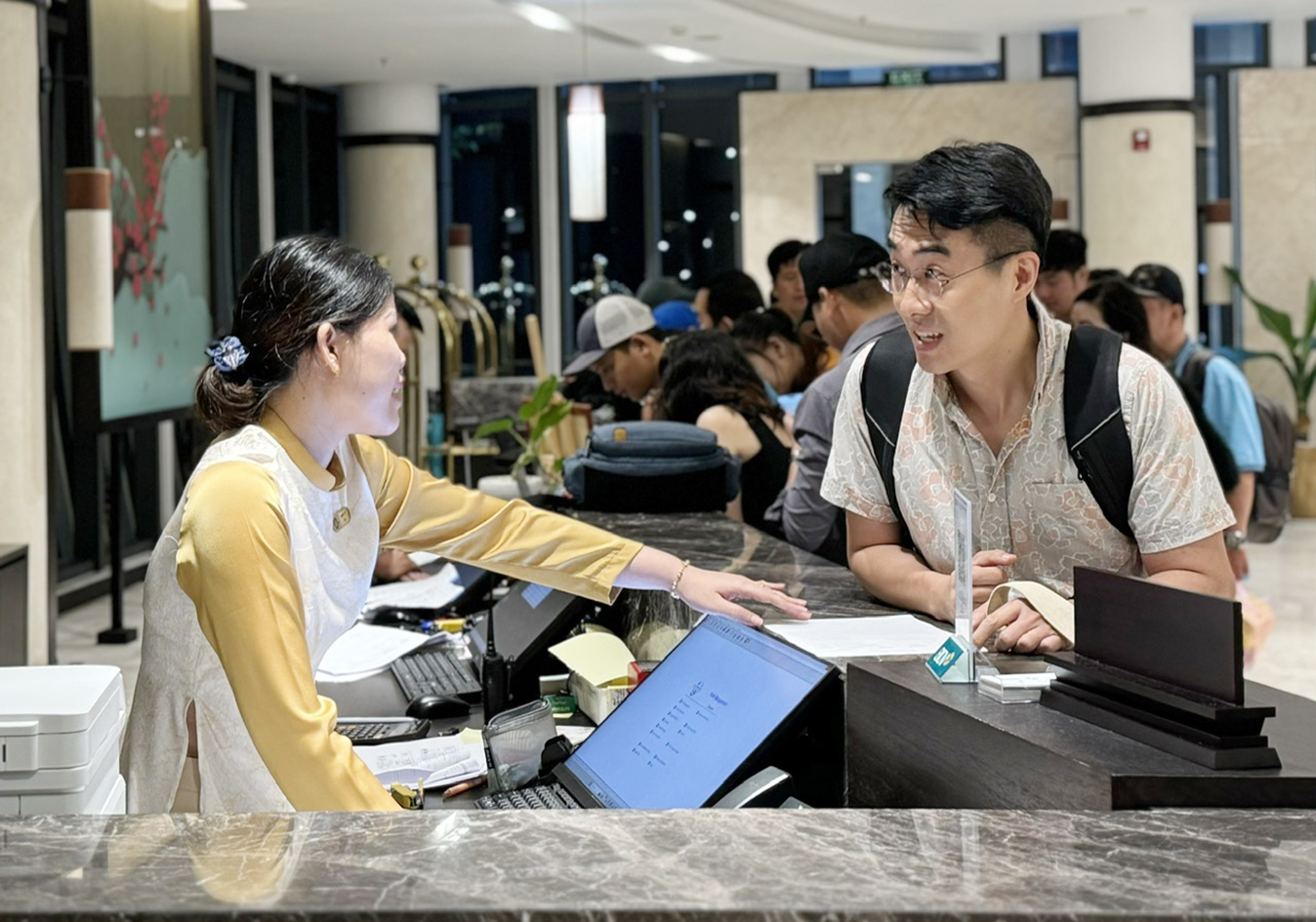 Du khách làm thủ tục nhận phòng tại Emerald Hồ Tràm Resort tối 31/8.