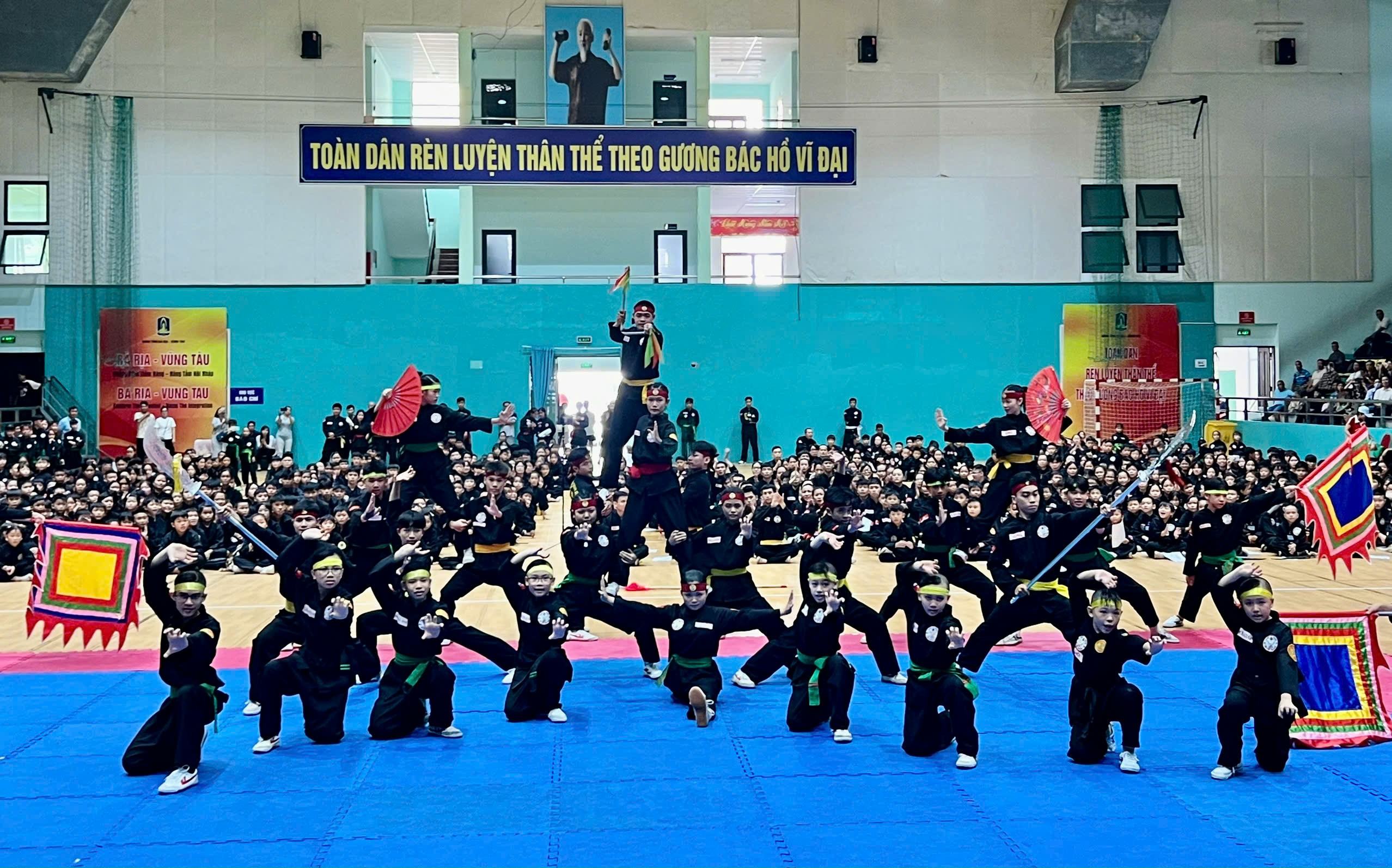 Các võ sinh biểu diễn chào mừng kỳ thi.