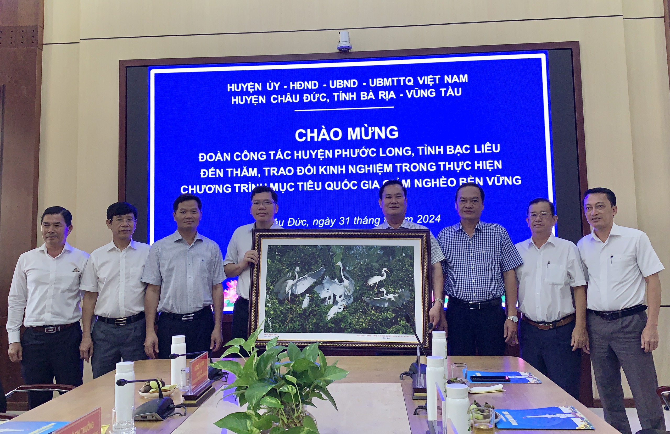 Đoàn công tác huyện Phước Long (tỉnh Bạc Liêu) tặng quà lưu niệm lãnh đạo huyện Châu Đức.