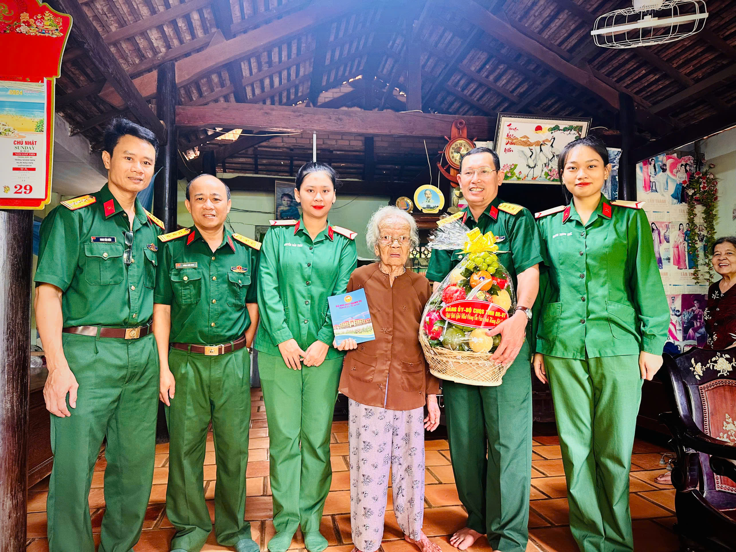 Thượng tá Trần Văn Chung, Phó Chủ nhiệm Chính trị Bộ CHQS tỉnh  thăm, tặng quà mẹ Trần thị Đường (xã Hoà Long, TP.Bà Rịa).