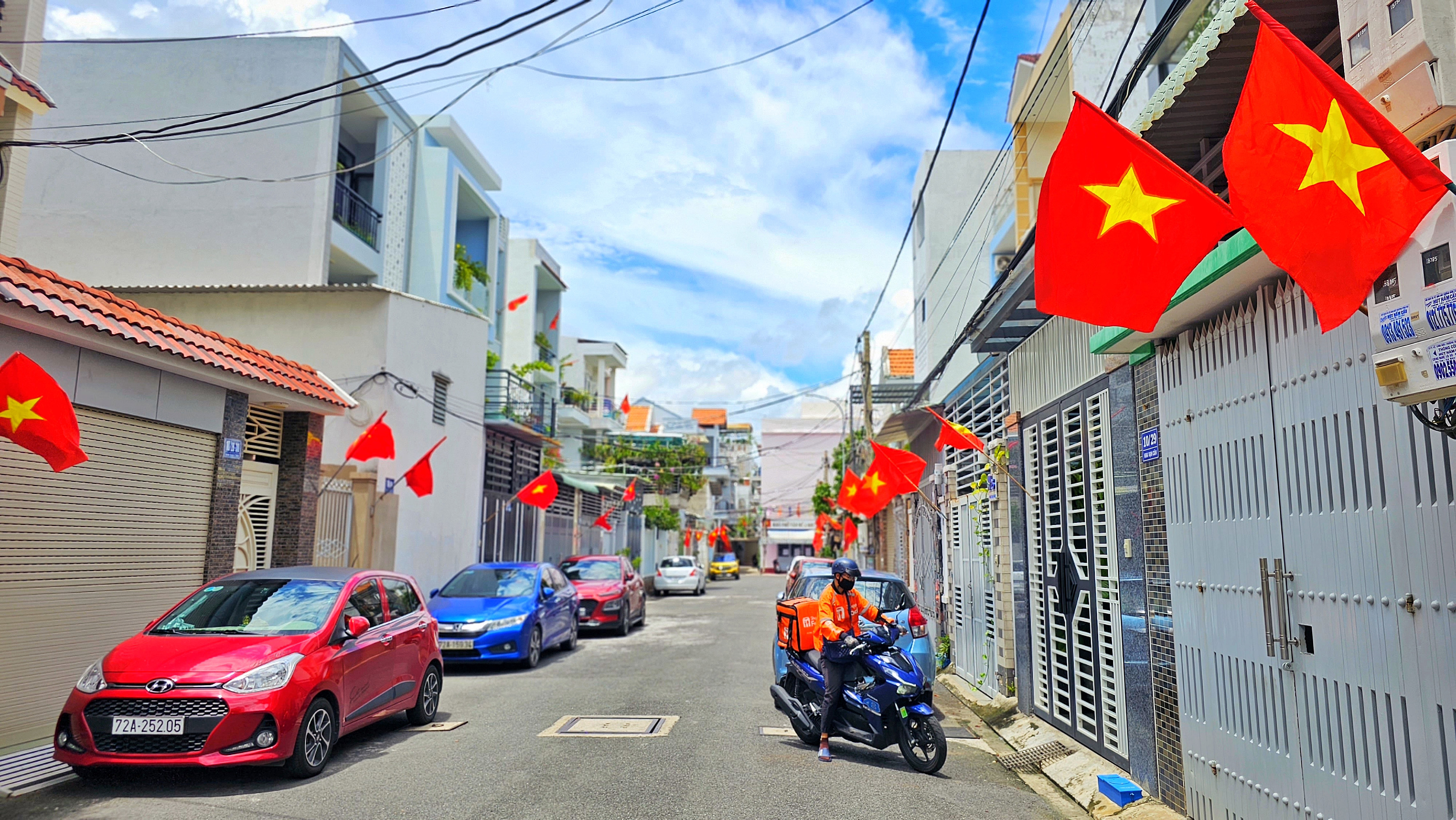 Cờ Tổ quốc được các hộ dân trang trọng treo lên trước cửa nhà tại một khu dân cư trên địa bàn TP.Vũng Tàu.