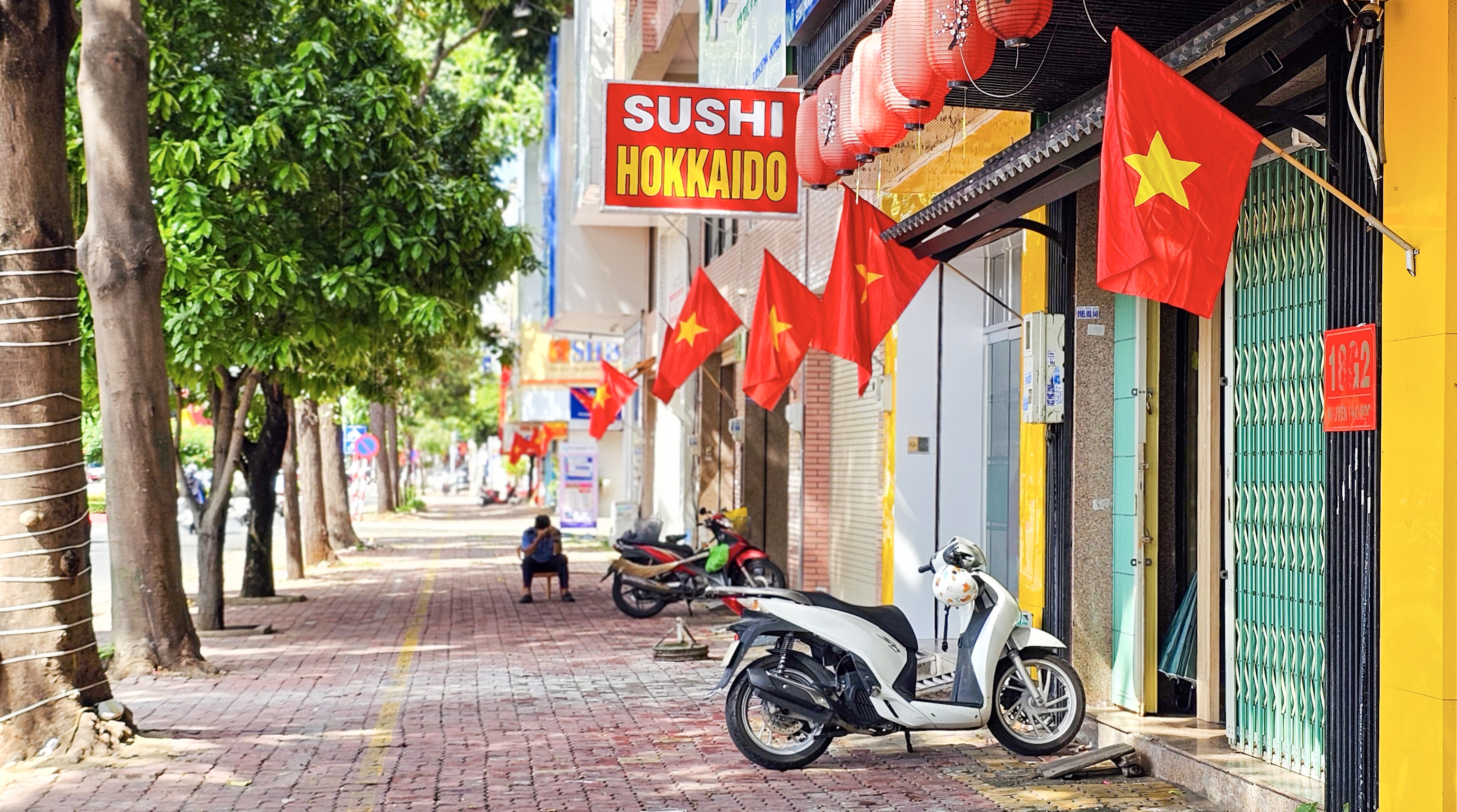 Cờ Tổ quốc tại các tuyến phố.