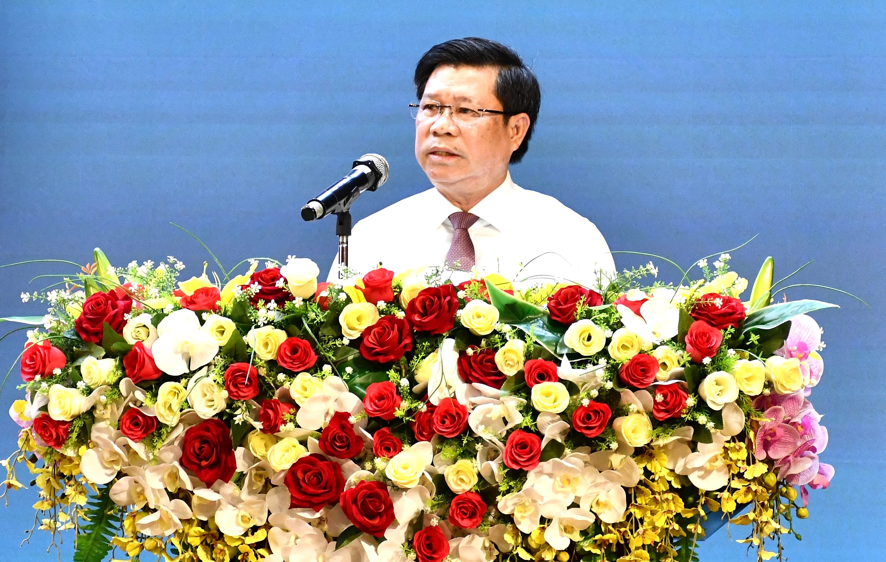 Ông Nguyễn Văn Xinh, Ủy viên Ban Thường vụ Tỉnh ủy, Trưởng Ban Tuyên giáo Tỉnh ủy phát biểu tại lễ khai giảng lớp bồi dưỡng.