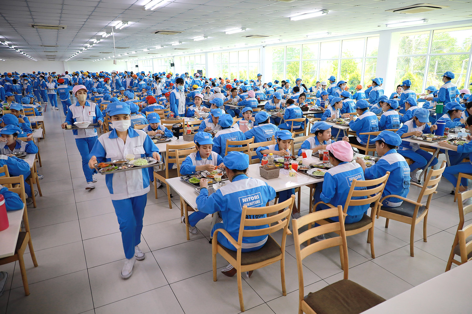 Bữa ăn ca được nhiều DN quan tâm, đầu tư nhằm chăm lo sức khỏe toàn diện cho NLĐ.  Trong ảnh: NLĐ Doanh nghiệp Chế xuất Nitori Việt Nam - Chi nhánh Bà Rịa - Vũng Tàu (KCN Phú Mỹ 3, TX.Phú Mỹ) trong giờ ăn ca.