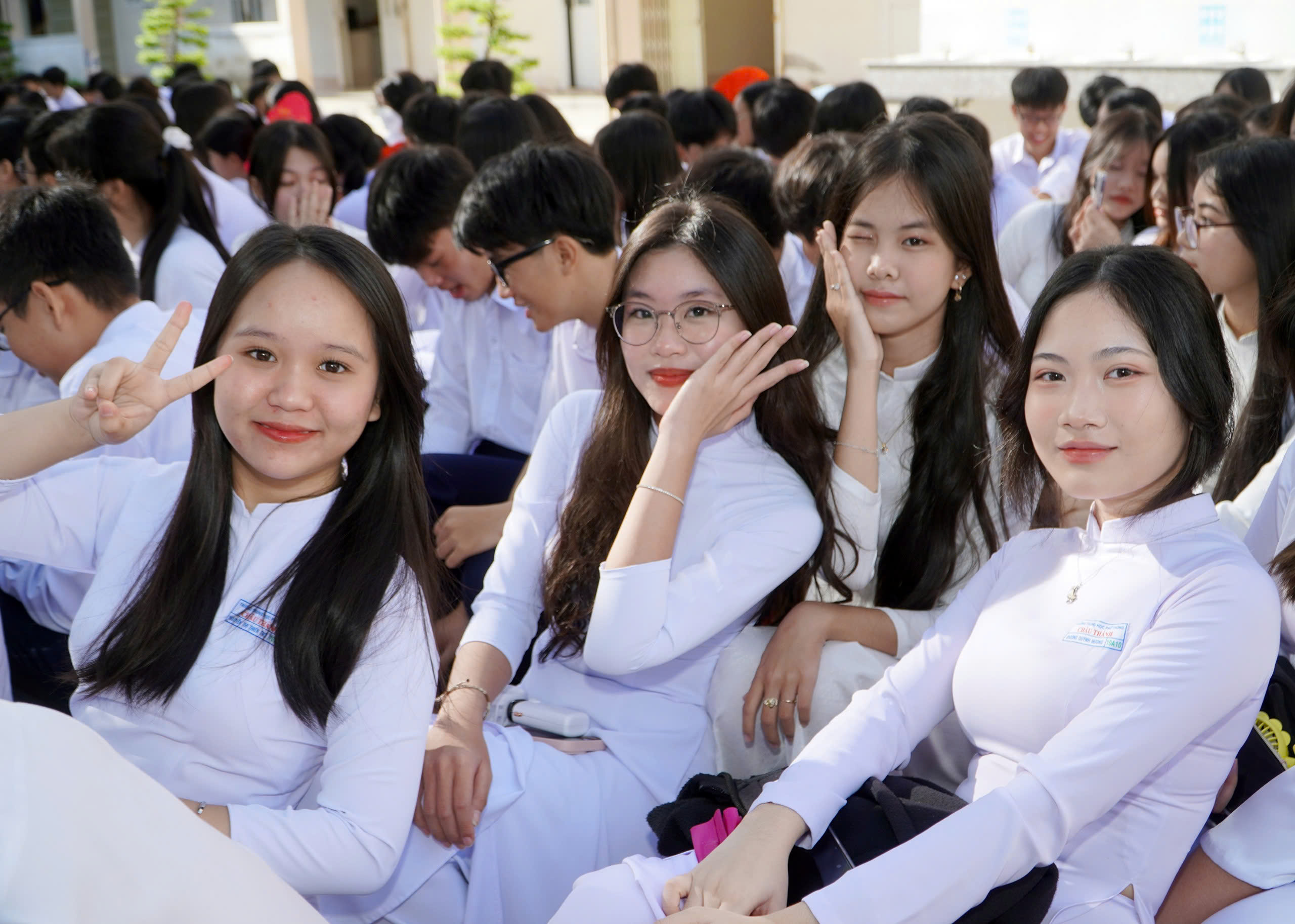 Các nữ sinh Trường THPT Châu Thành (TP.Bà Rịa) tươi tắn chào mừng năm học mới. Ảnh: QUANG VINH