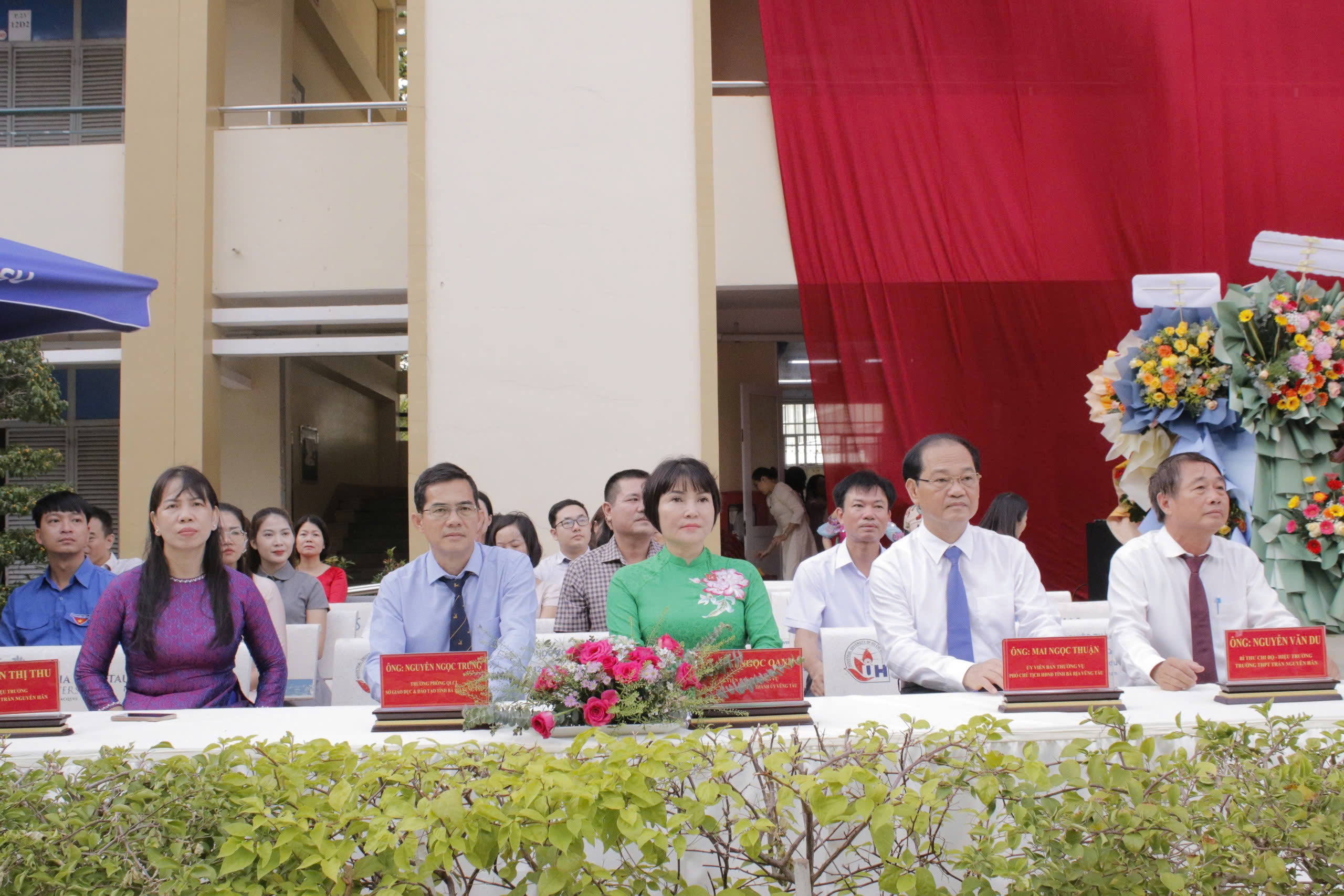 Các đại biểu dự lễ khai giảng tại Trường THPT Trần Nguyên Hãn (TP.Vũng Tàu). Ảnh: VÂN ANH