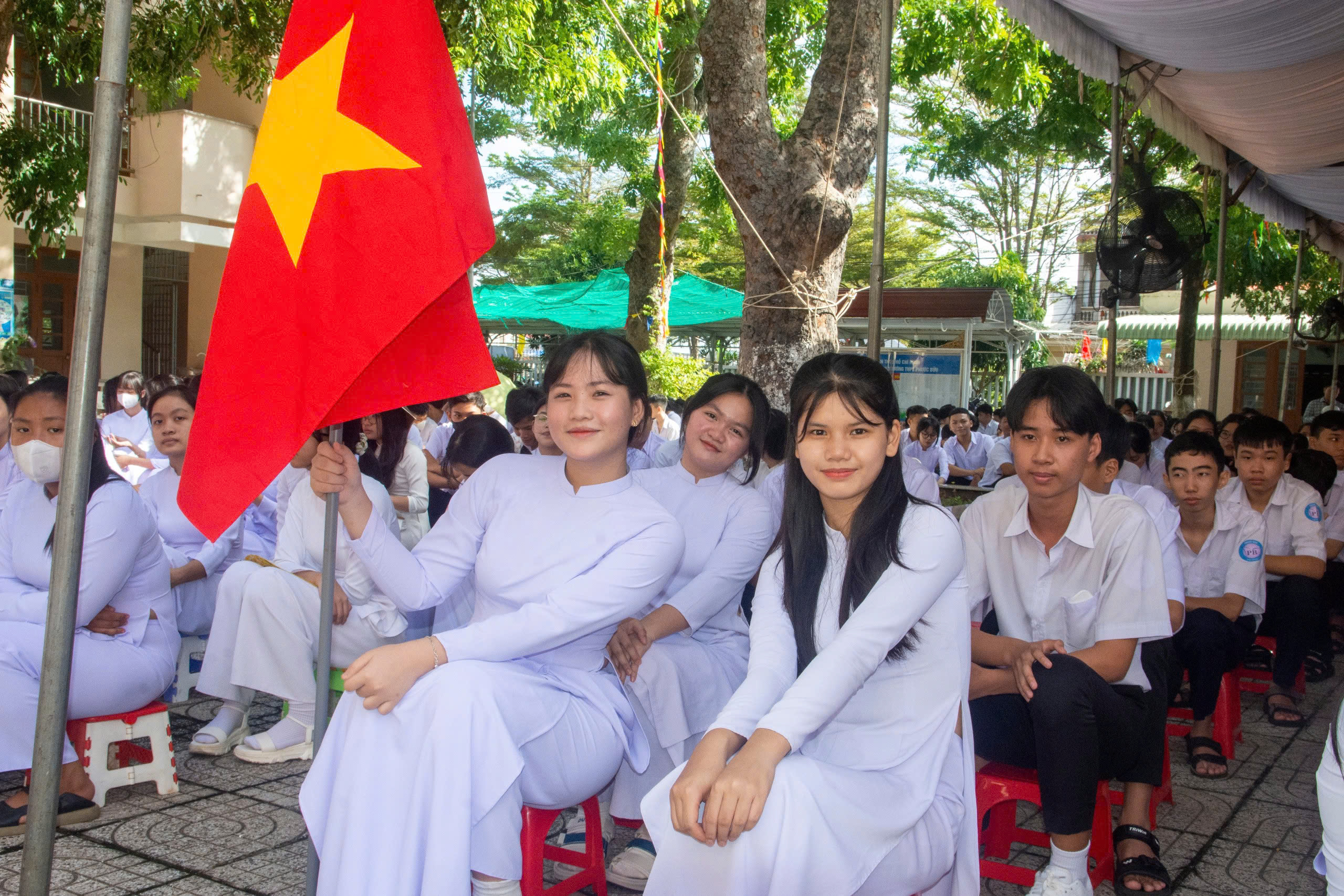 HS Trường THPT Phước Bửu (huyện Xuyên Mộc) rạng rỡ trong ngày đầu tiên của năm học mới. ảnh: NHẬT LINH