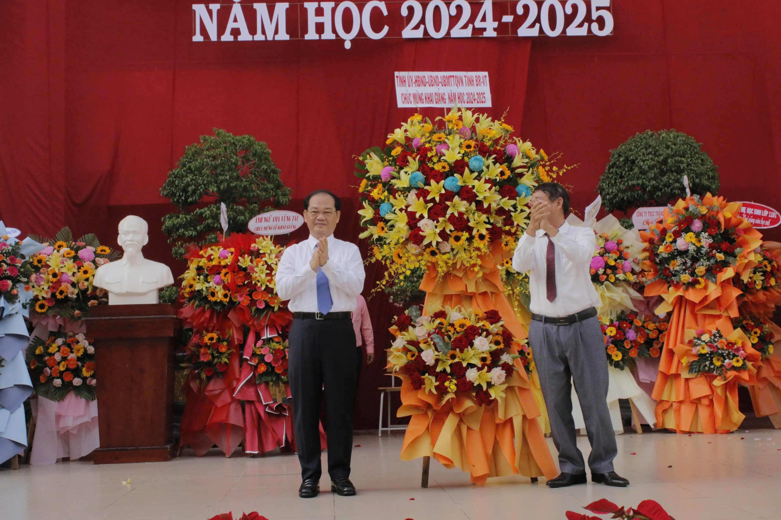 Ông Mai Ngọc Thuận, Phó Chủ tịch HĐND tỉnh tặng lẵng hoa của Tỉnh ủy, HĐND, UBND, UBMTTQ Việt Nam tỉnh chúc mừng thầy và trò trường THPT Trần Nguyên Hãn bước vào năm học mới 2024-2025. Ẩnh: VÂN ANH