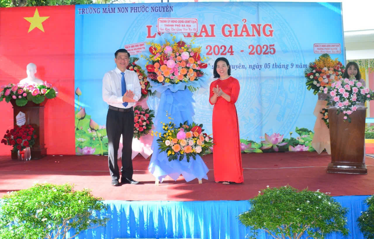 Ông Trần Văn Tuấn, Ủy viên Ban thường vụ Tỉnh ủy, Bí thư Thành ủy Bà Rịa dự lễ khai giảng tại trường MN Phước Nguyên (TP.Bà Rịa). Ảnh: TUYẾT MAI