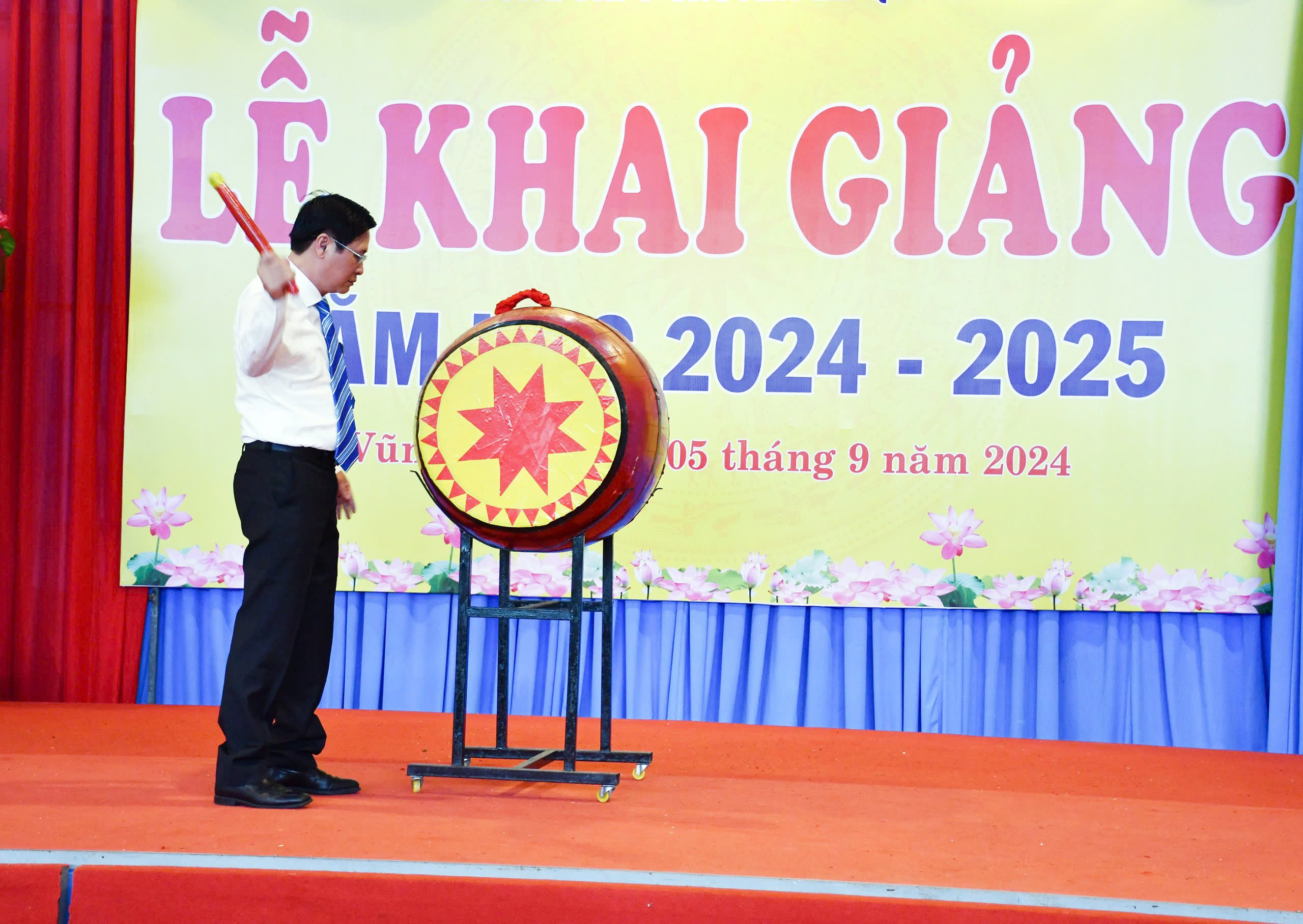 Ông Lê Ngọc Khánh, Phó Chủ tịch UBND tỉnh đánh trống khai gảing năm học mới tại Truiwfng THPT chuyên Lê Quý Đôn. Ảnh: HOÀNG HƯỜNG