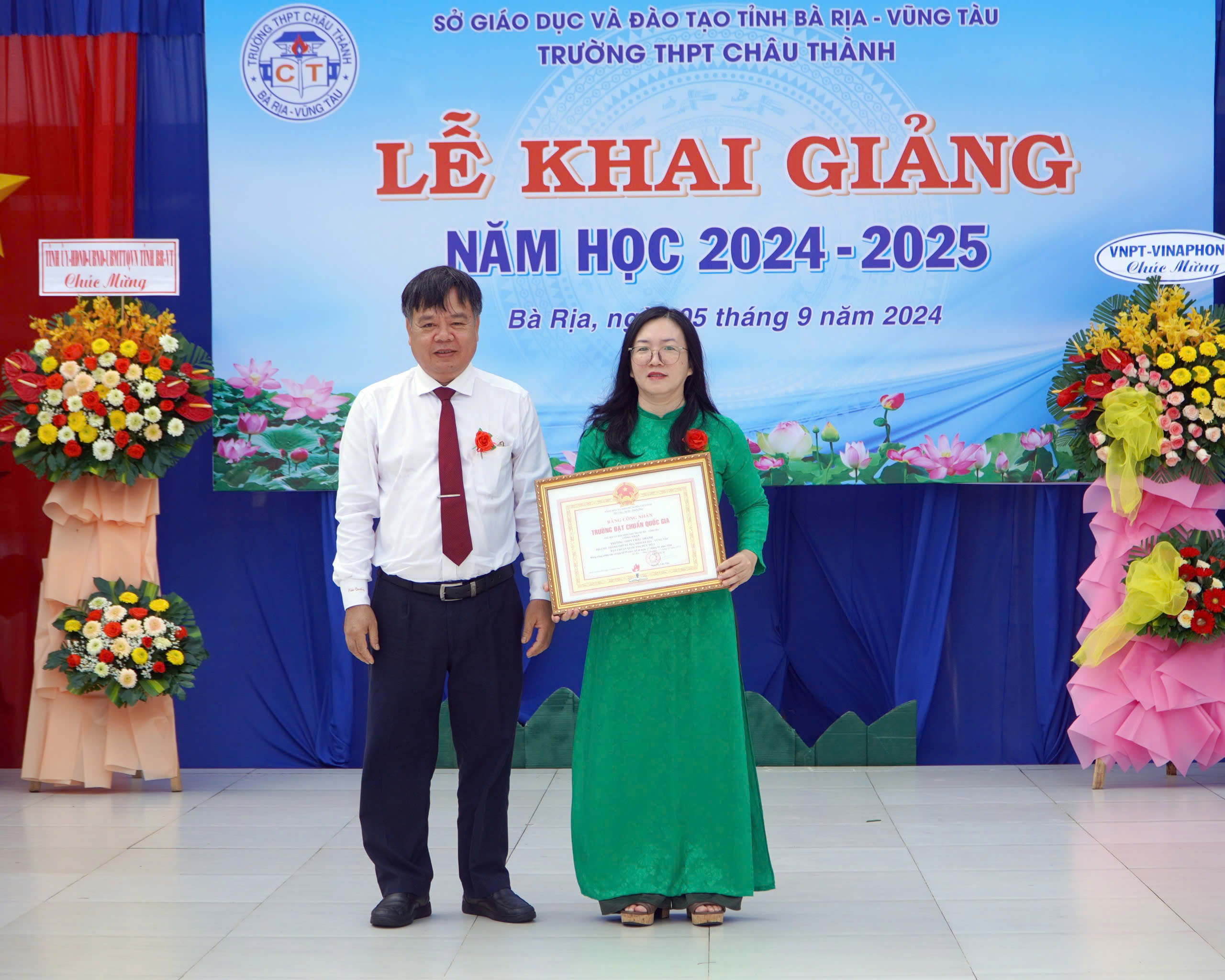 Tại lễ khai giảng năm học mới, ông Ông Nguyễn Văn Ba, Phó Giám đốc Sở GD-ĐT trao Bằng công nhận trường đạt chuẩn Quốc gia cấp độ 3 cho lãnh đạo Trường THPT Châu Thành (TP.Bà Rịa). Ảnh: QUANG VINH