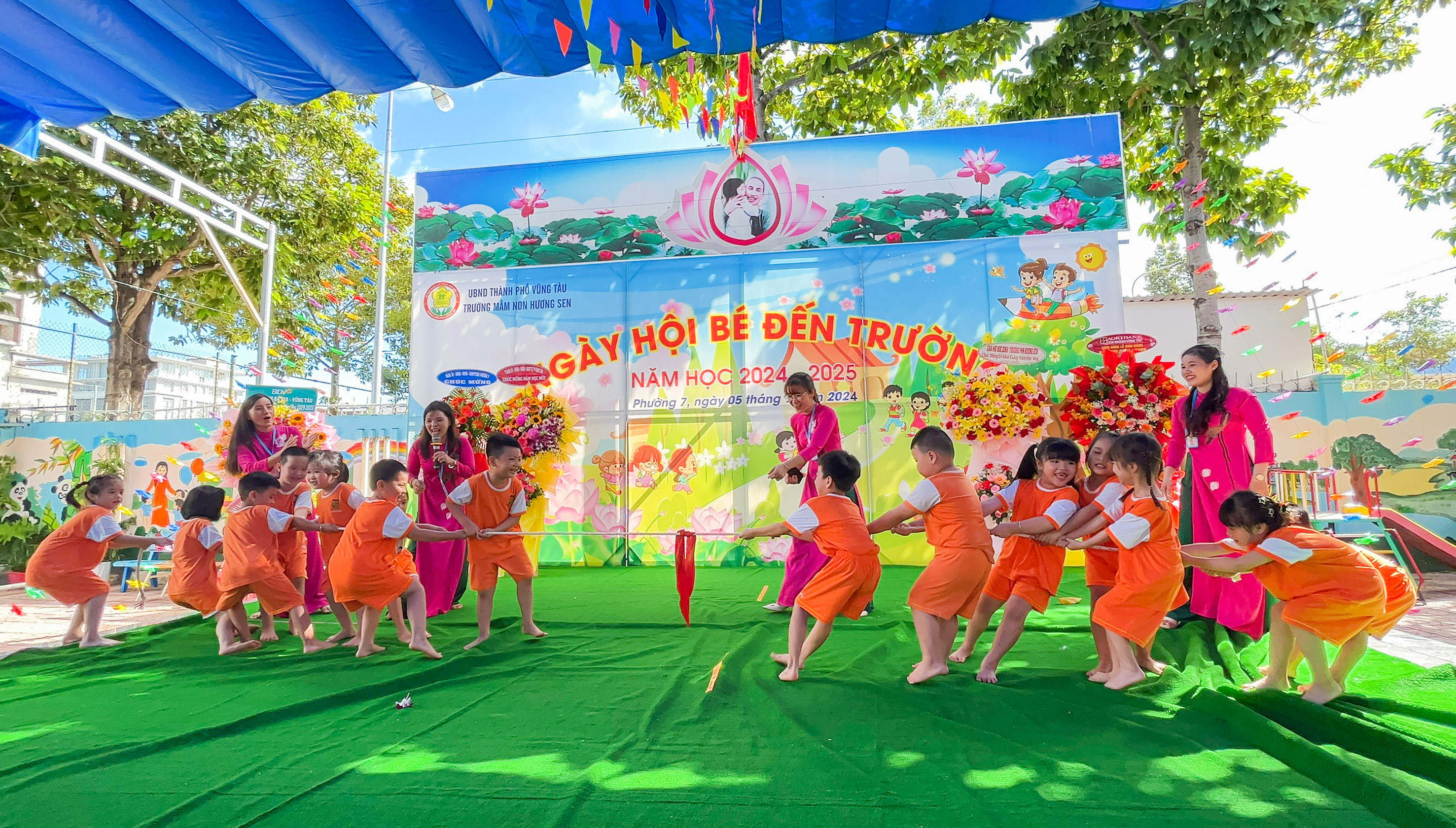 Trẻ tham gia chơi trò chơi kéo co trong