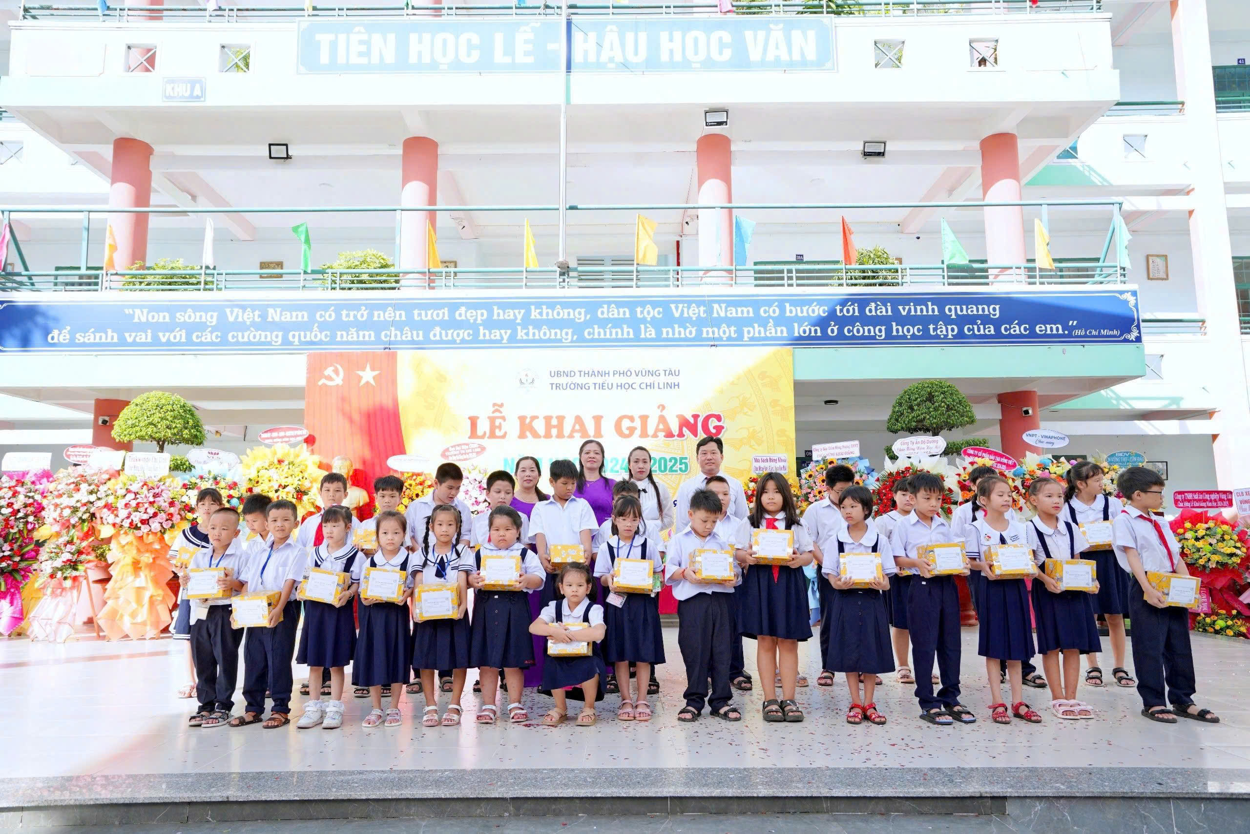 Nhân dịp khai giảng năm học mới, Trường TH Chí Linh (TP.Vũng Tàu) trao quà cho HS có hoàn cảnh khó khăn. Ảnh; NGUYỄN MINH