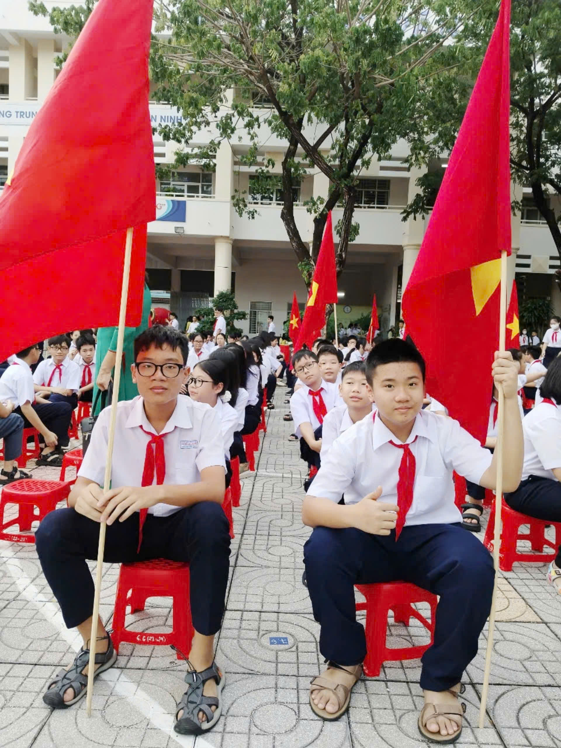 Các em HS Trường THCS Nguyễn An Ninh (TP.Vũng Tàu) phấn khởi đón chào năm học mới.