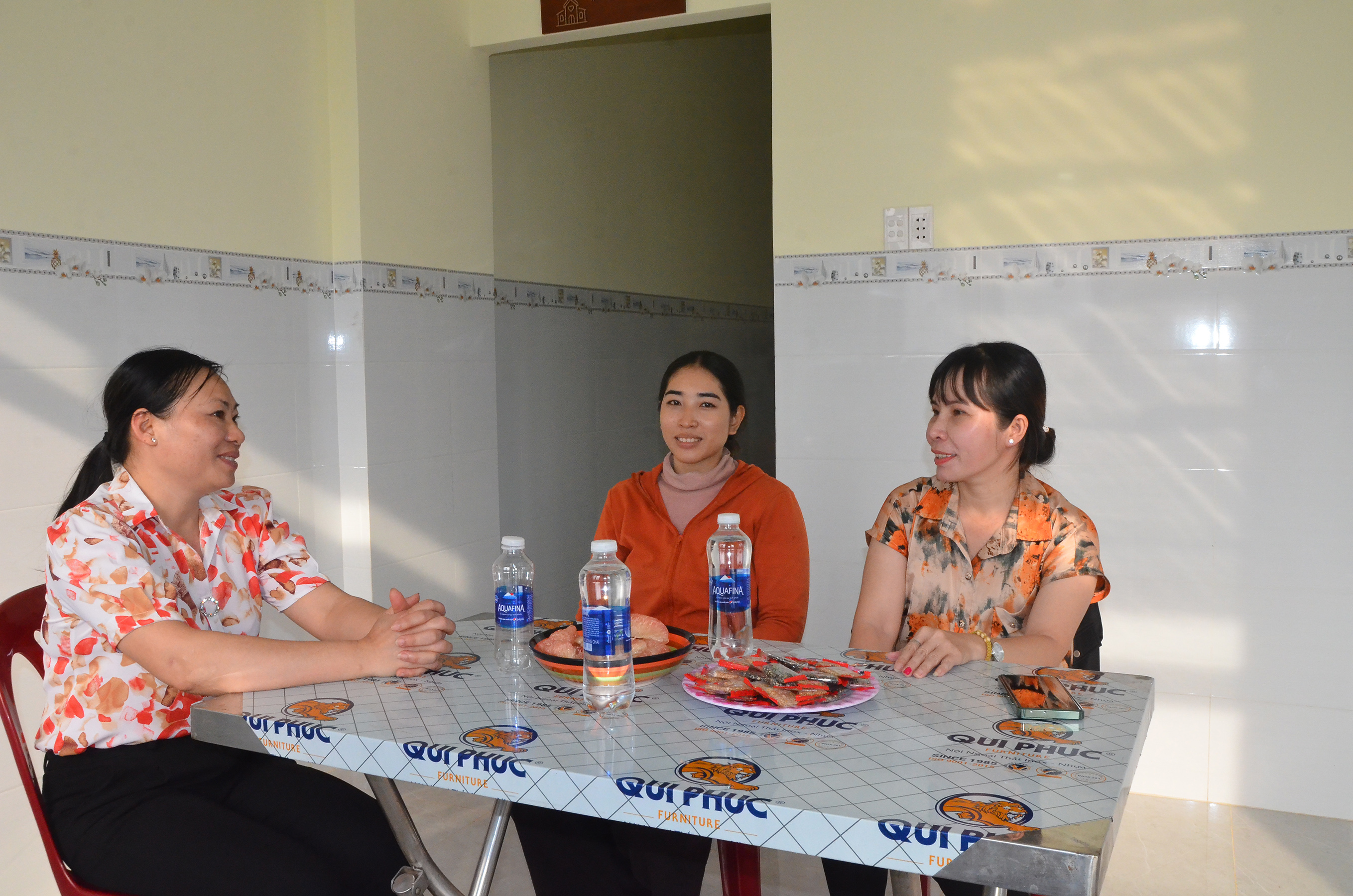 Bà Vi Thị Hoa (trái) đến thăm gia đình chị Hoàng Thị Phương, dân tộc Châu Ro ở xã Đá Bạc (giữa). Chị Phương là hộ khó khăn, được huyện Châu Đức hỗ trợ xây nhà ở năm 2023.