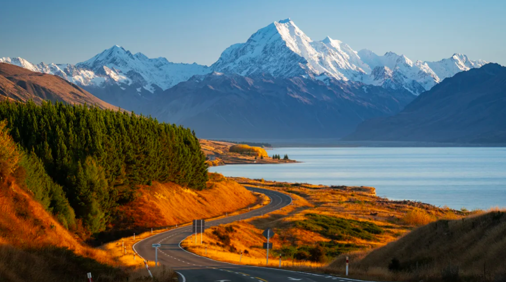 Dãy núi Southern Alps, một điểm du lịch thiên nhiên nổi tiếng tại New Zealand.