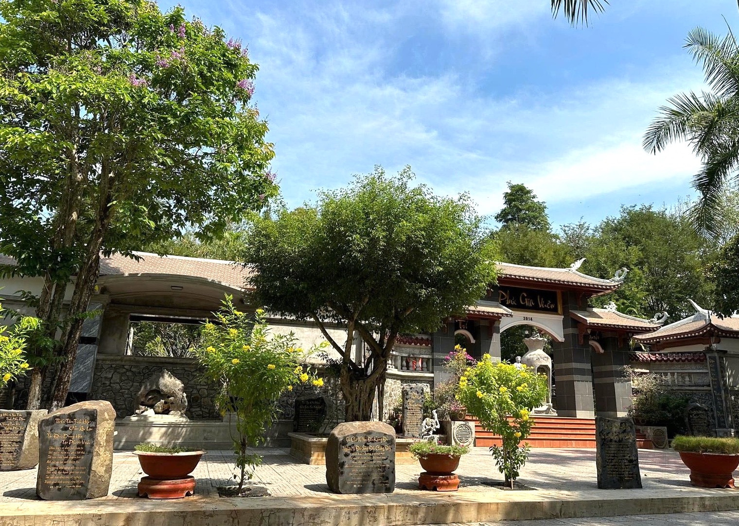 Không gian Phúc Gia Viên với những trụ đá được khắc thơ mang tính nghệ thuật và giáo dục cao.