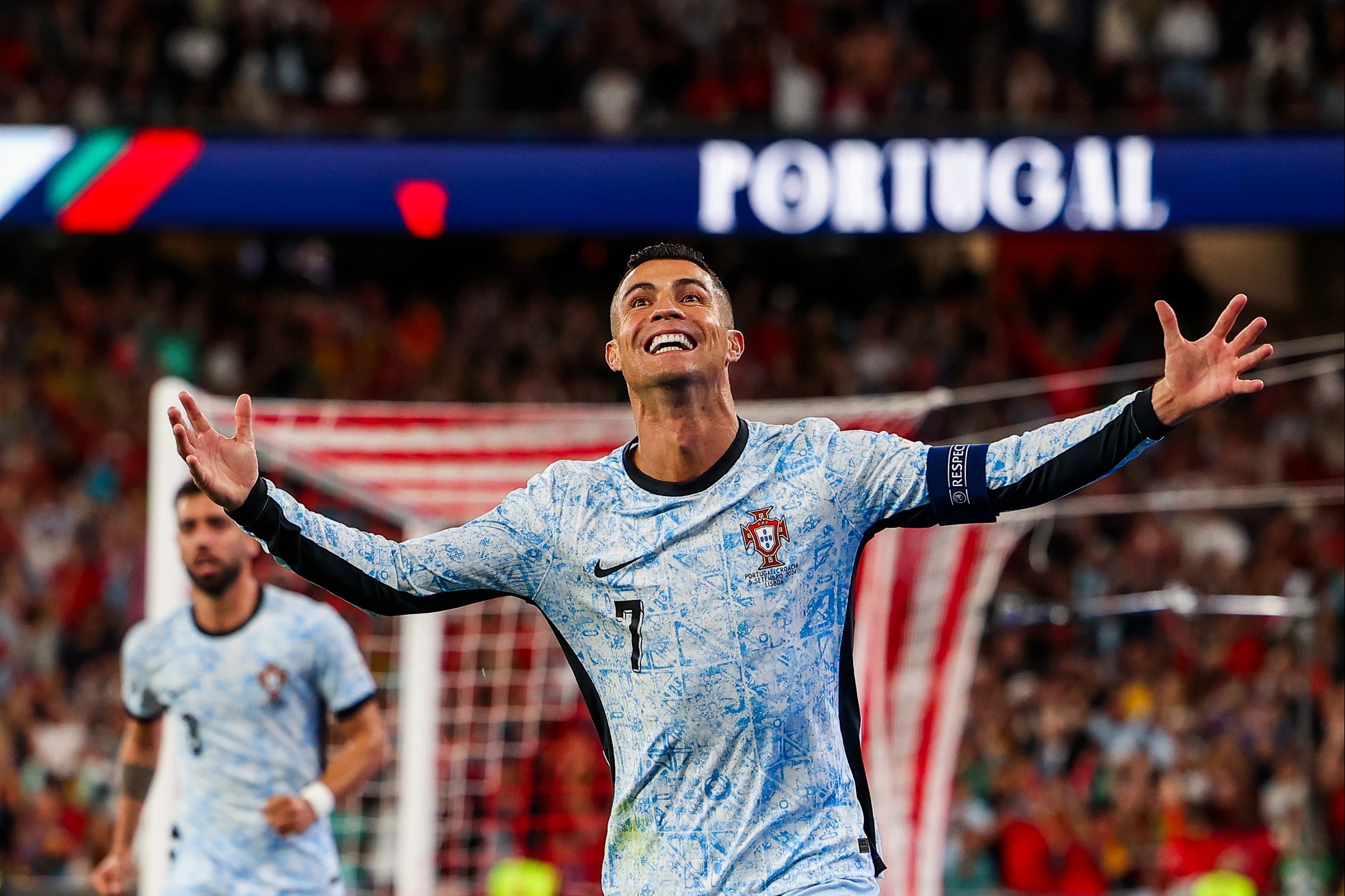 Ronaldo phấn khích sau khi ghi bàn nâng tỷ số lên 2-0 trong trận Bồ Đào Nha thắng Croatia 2-1 trên sân nhà Da Luz, Lisbon ngày 5/9.