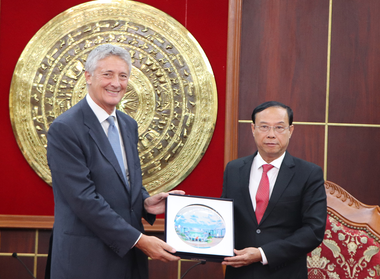 Chủ tịch tỉnh Nguyễn Văn Thọ tặng quà lưu niệm với Tổng lãnh sự Italia.