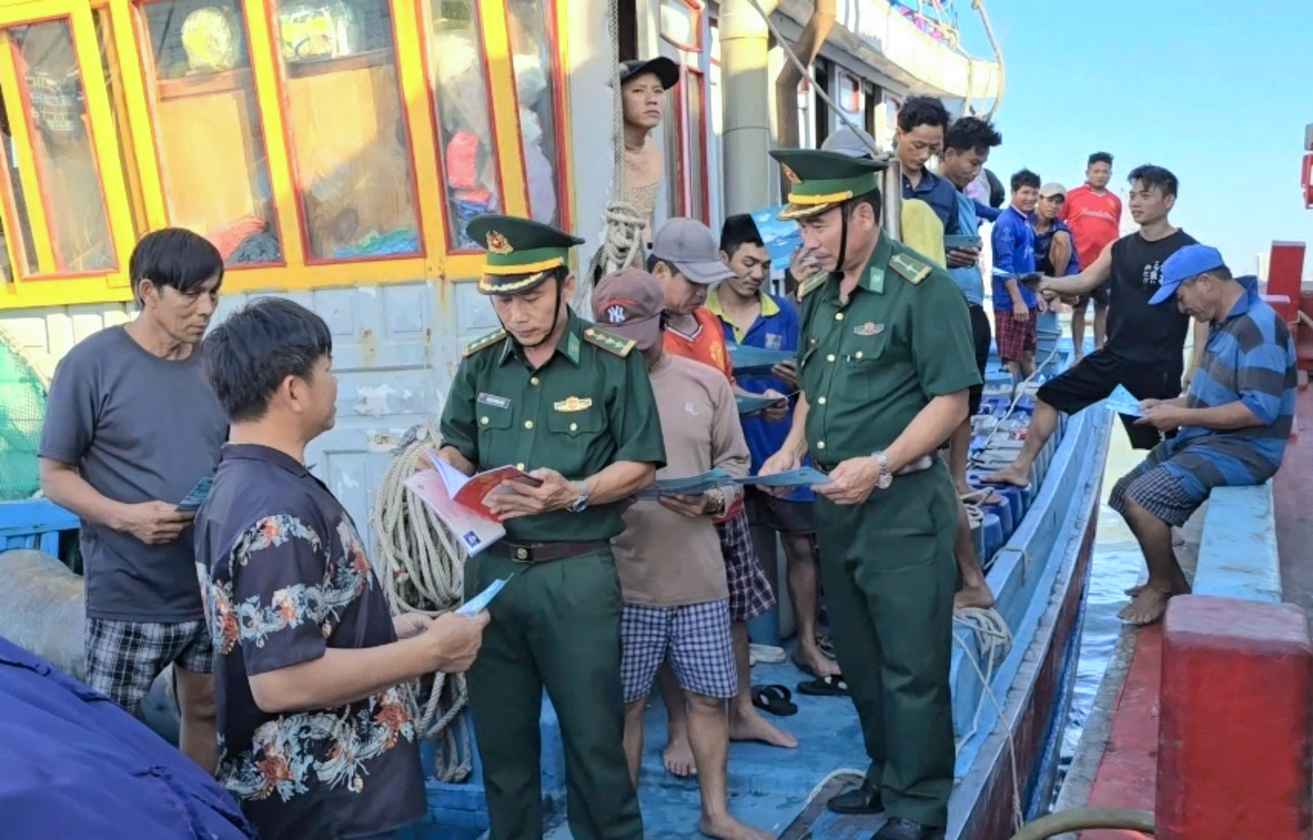 Đồn Biên phòng Bến Đá tuyên truyền cho ngư dân về chấp hành pháp luật và chống khai thác IUU.