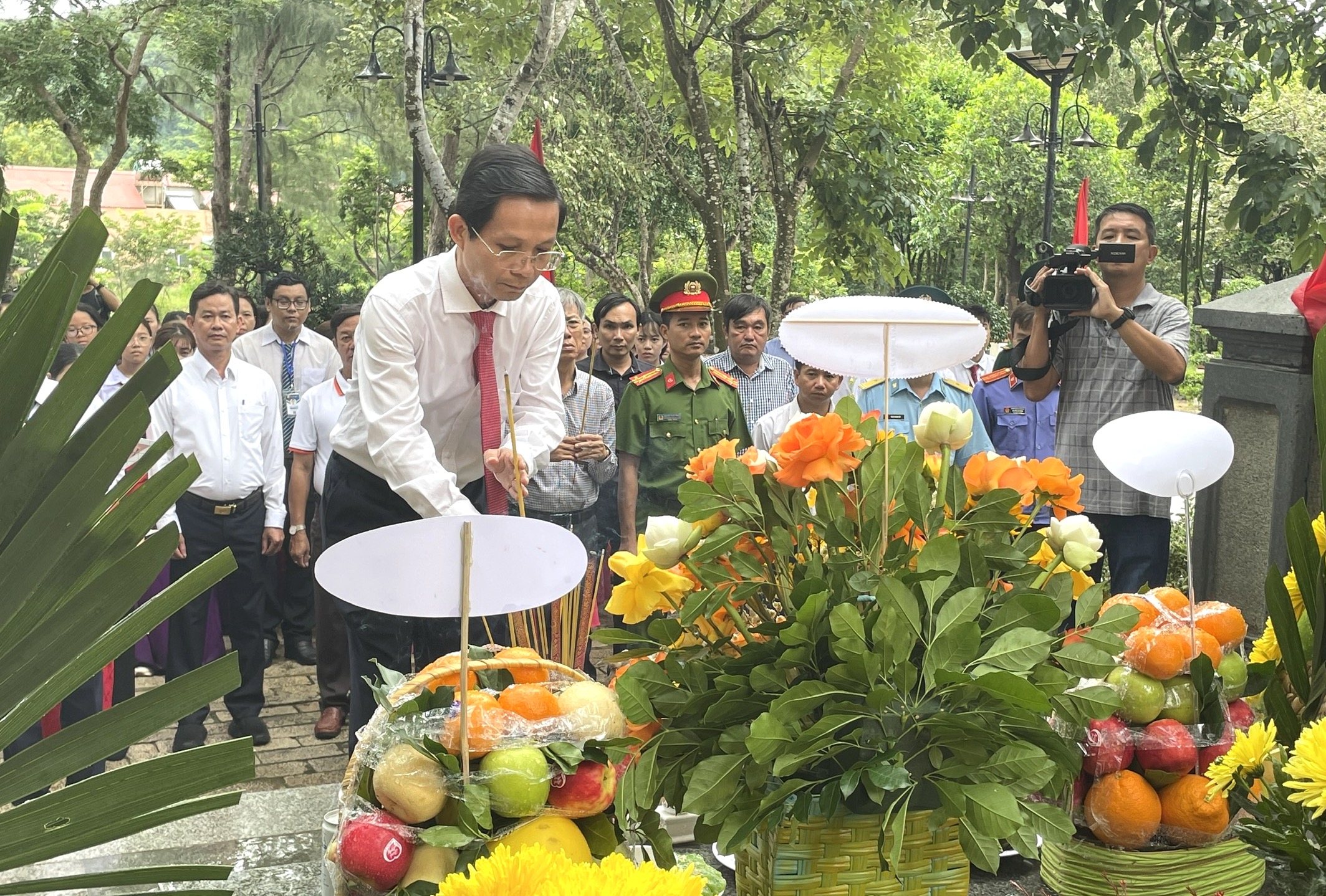 Ông Lê Văn Phong, Bí thư Huyện ủy, Chủ tịch UBND huyện Côn Đảo dâng hương tại mộ phần cố Tổng Bí thư Lê Hồng Phong ở khu A, Nghĩa Trang Hàng Dương. Ảnh: THU HUYỀN.