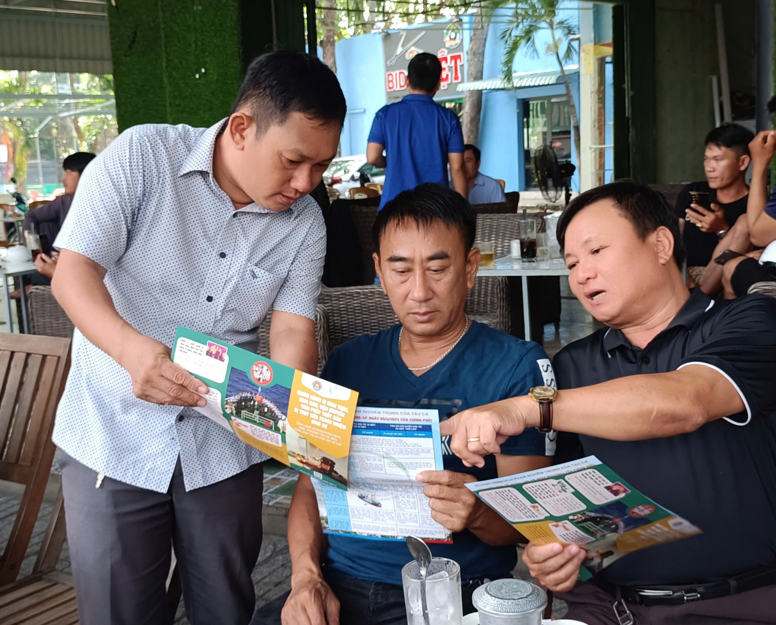 Lãnh đạo UBND xã Phước Tỉnh (huyện Long Điền) trao đổi với ngư dân những quy định về xử phạt vi phạm IUU trong buổi cà phê sáng 7/9.