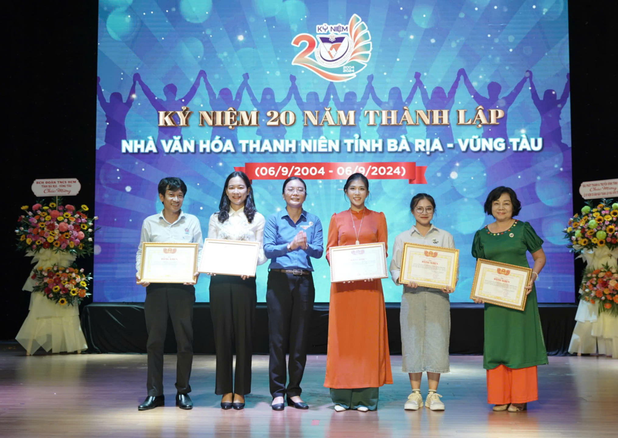 Bà Hồ Thị Ánh Tuyết, Bí thư Tỉnh Đoàn tặng Giấy khen đến các tập thể có nhiều đóng góp tích cực trong quá trình phát triển của NVHTN.