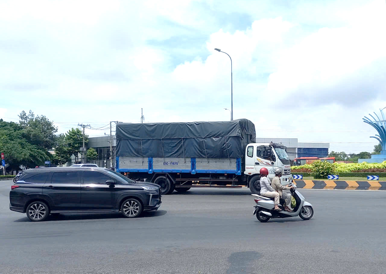 Người tham gia giao thông, nhất là điều khiển phương tiện xe gắn máy cần chủ động quan sát, giữ khoảng cách an toàn và tránh bám sát các xe tải để đảm bảo an toàn.