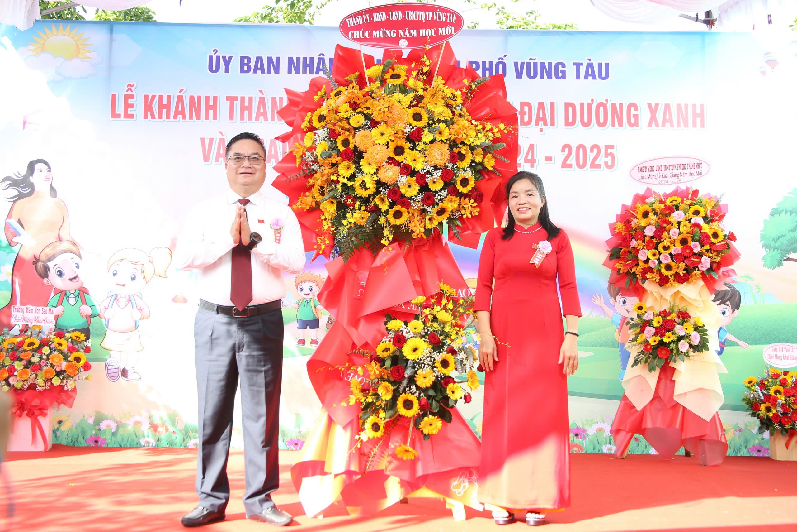 Ông Hoàng Vũ Thành, Chủ tịch UBND TP.Vũng Tàu tặng hoa chúc mừng Trường MN Đại Dương Xanh.