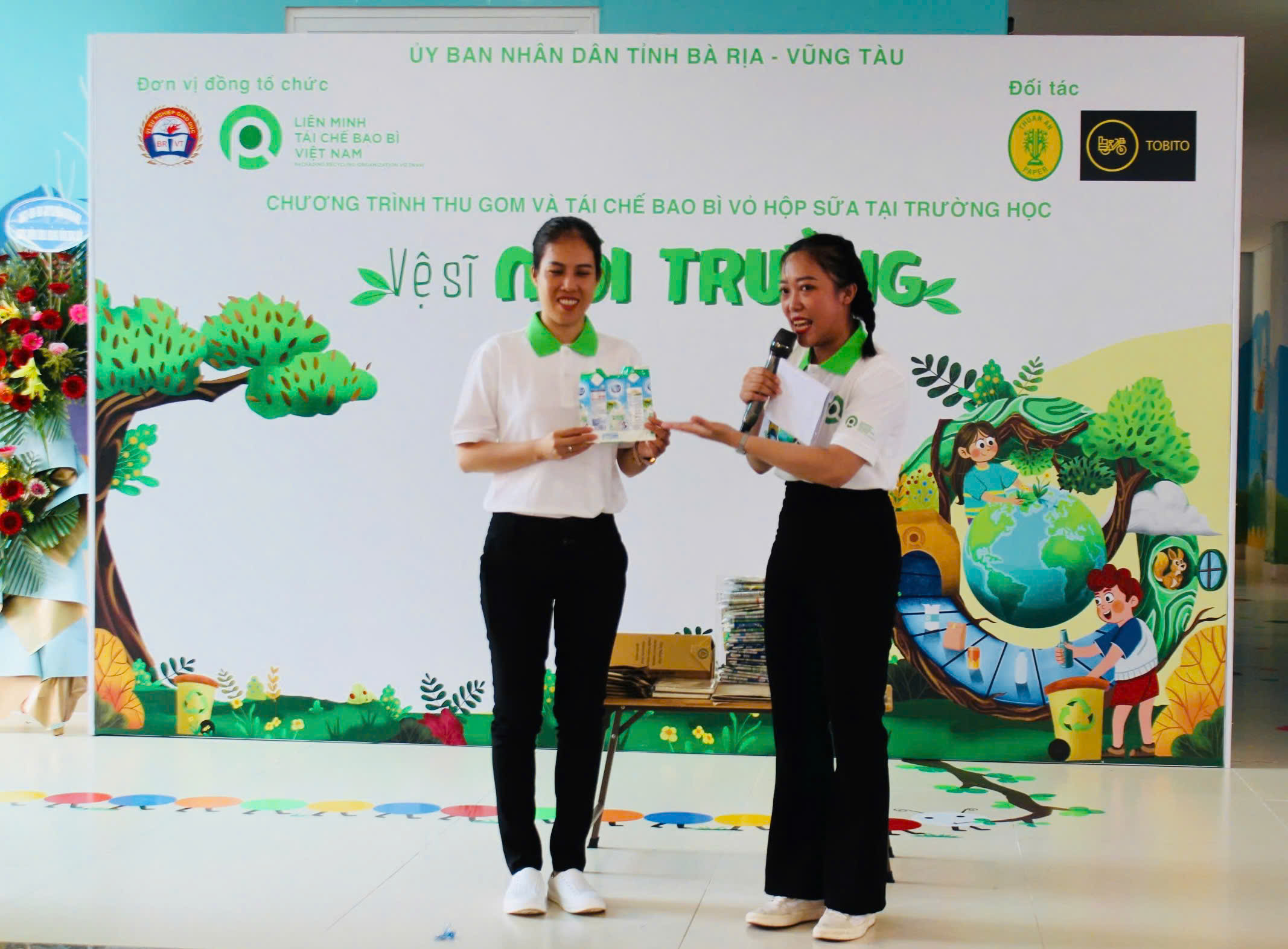 Liên minh tái chế bao bì Việt Nam giới thiệu với các em HS quy trình tái chế vỏ hộp sữa.