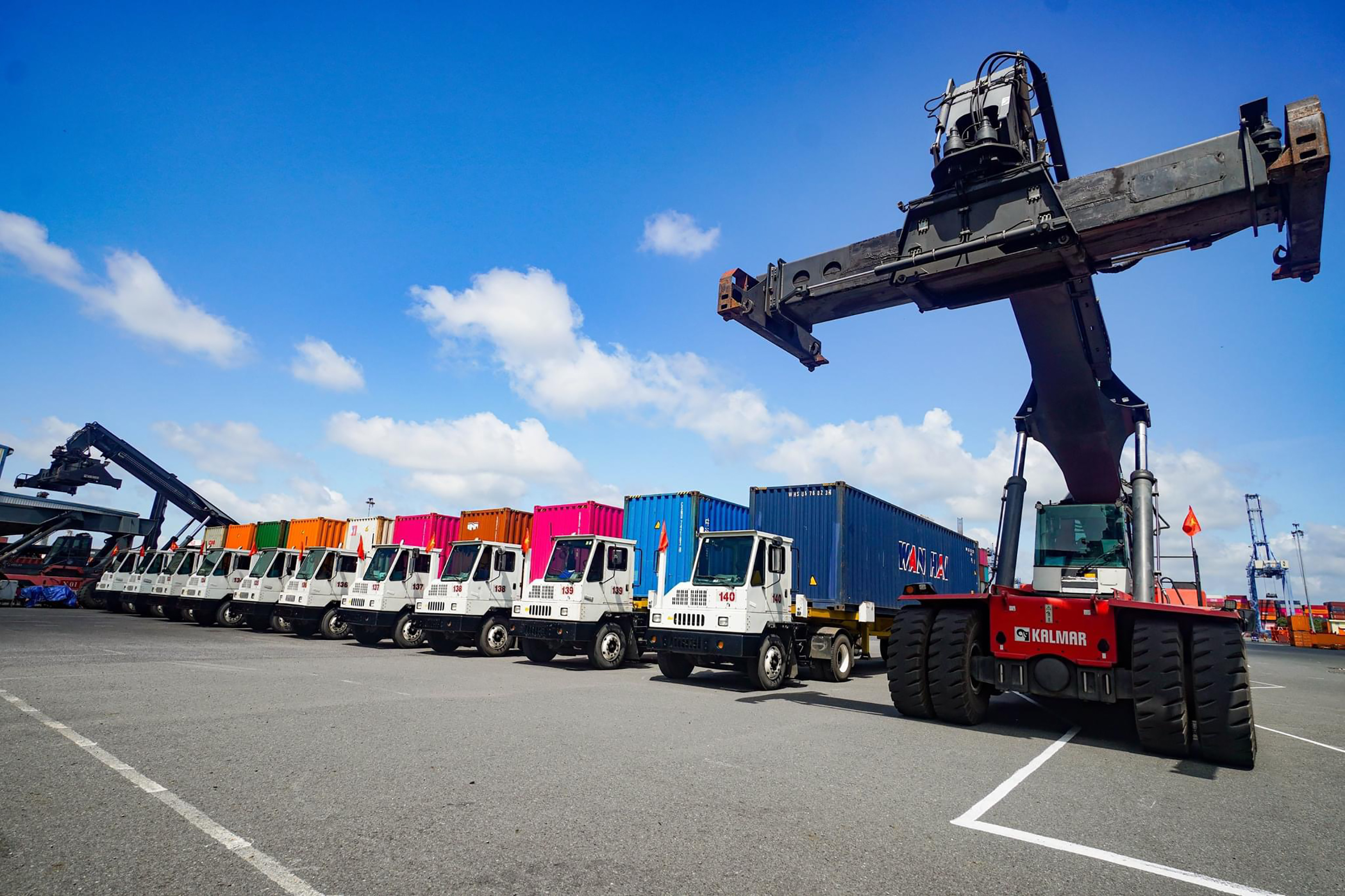 Xe vận chuyển hàng container tại cảng TCIT.