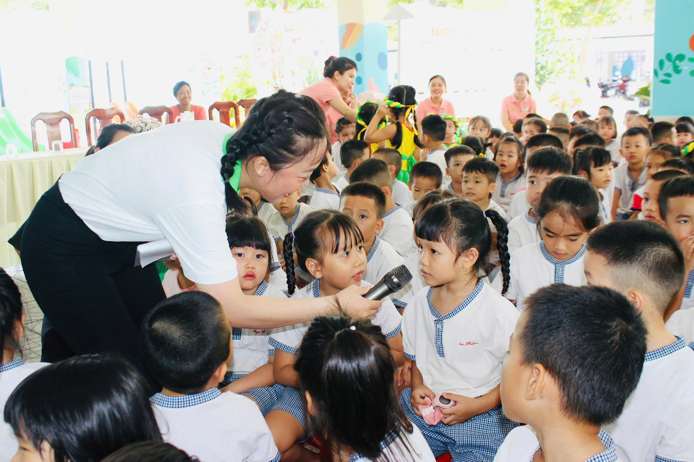 HS Trường MN Hoa Biển háo hức tham gia các hoạt động của chương trình “Vệ sĩ môi trường”.