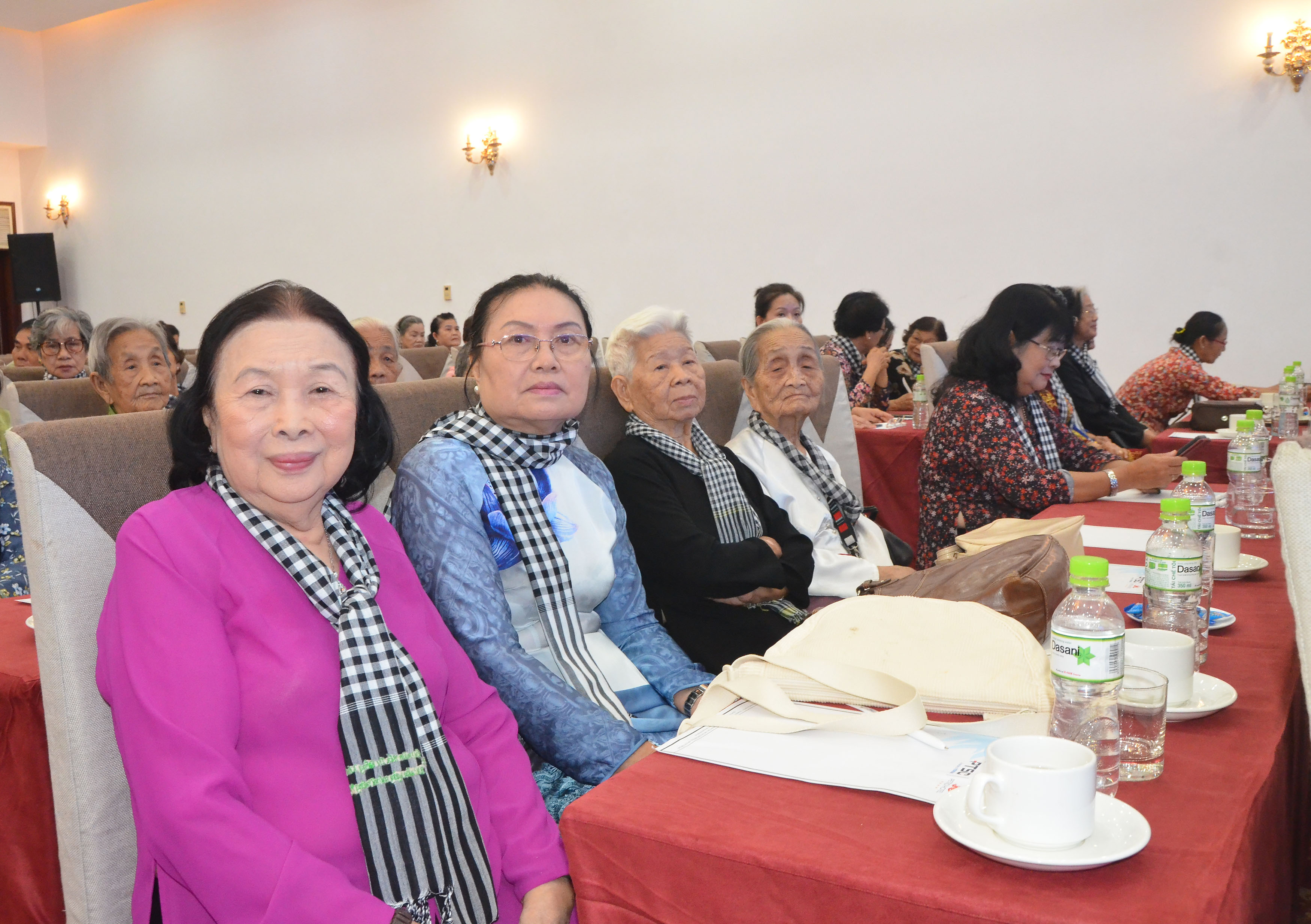 Cùng dự buổi họp mặt là cán bộ, hội viên Cơ quan Hội Phụ nữ giải phóng khu Đông Nam Bộ; các thế hệ cán bộ, hội viên Hội LHPN tỉnh và các tỉnh miền Đông Nam Bộ tham dự buổi họp mặt.