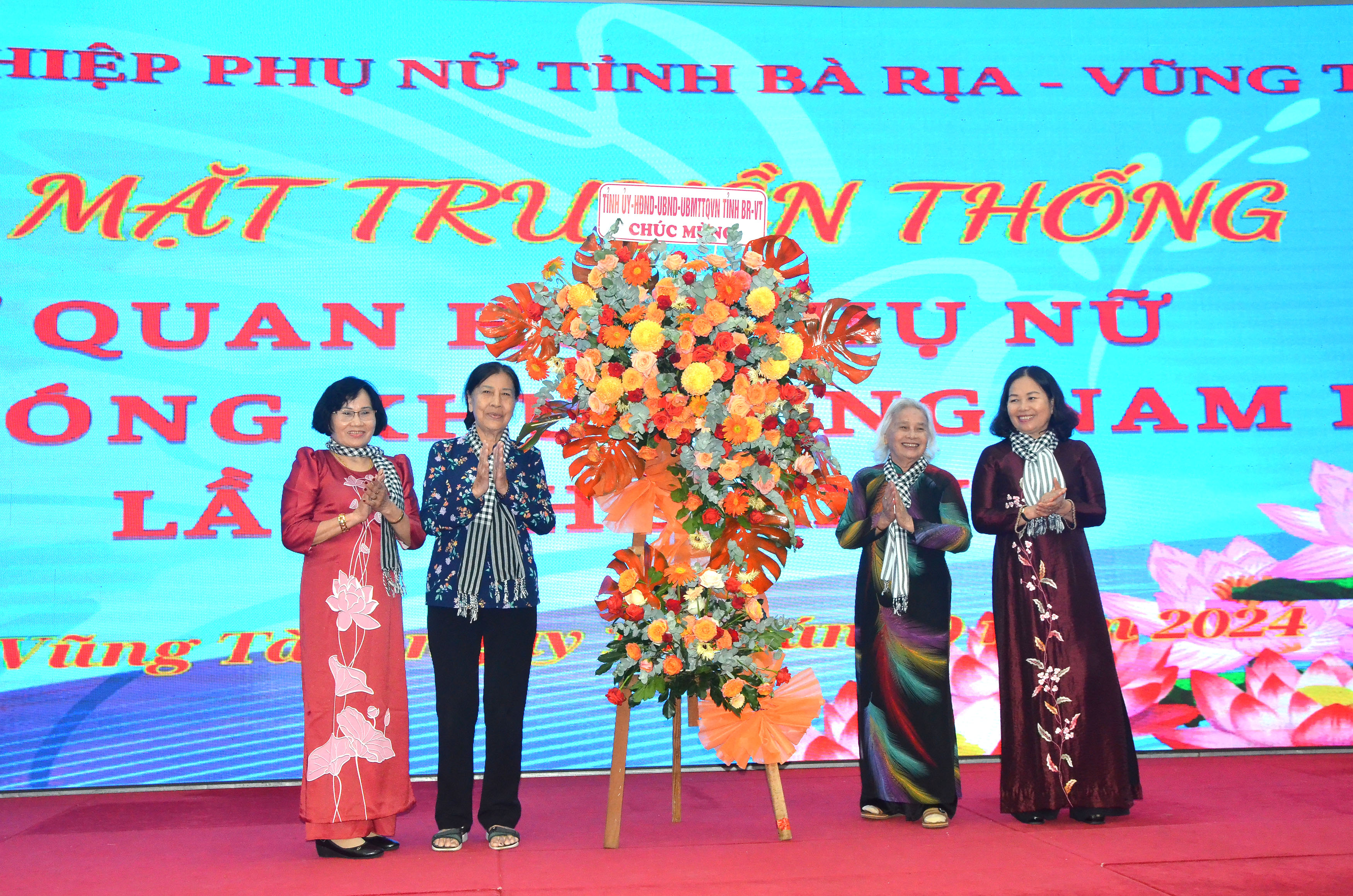 Bà Nguyễn Thị Yến, Phó Bí thư Thường trực Tỉnh ủy, Trưởng Đoàn ĐBQH tỉnh tặng lẵng hoa của Tỉnh ủy, HĐND, UBND, UBMTTQ Việt Nam tỉnh cho đại diện Cơ quan Hội Phụ nữ giải phóng khu Đông Nam Bộ.