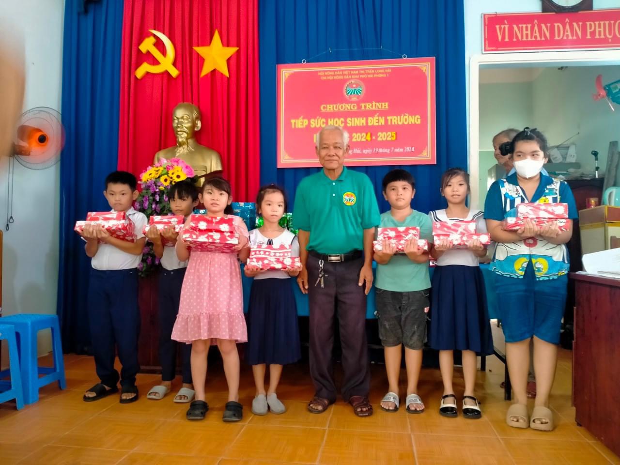 Ông Kim Prụm trao học bổng cho HS nhân dịp đầu năm mới 2024-2025.