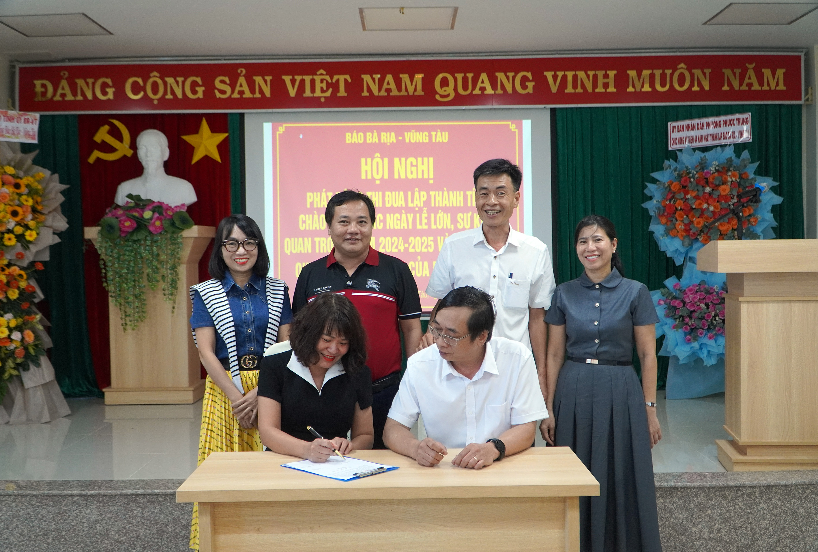 Ban Biên tập và lãnh đạo các phòng chuyên môn của Báo Bà Rịa-Vũng Tàu ký kết giao ước thi đua.
