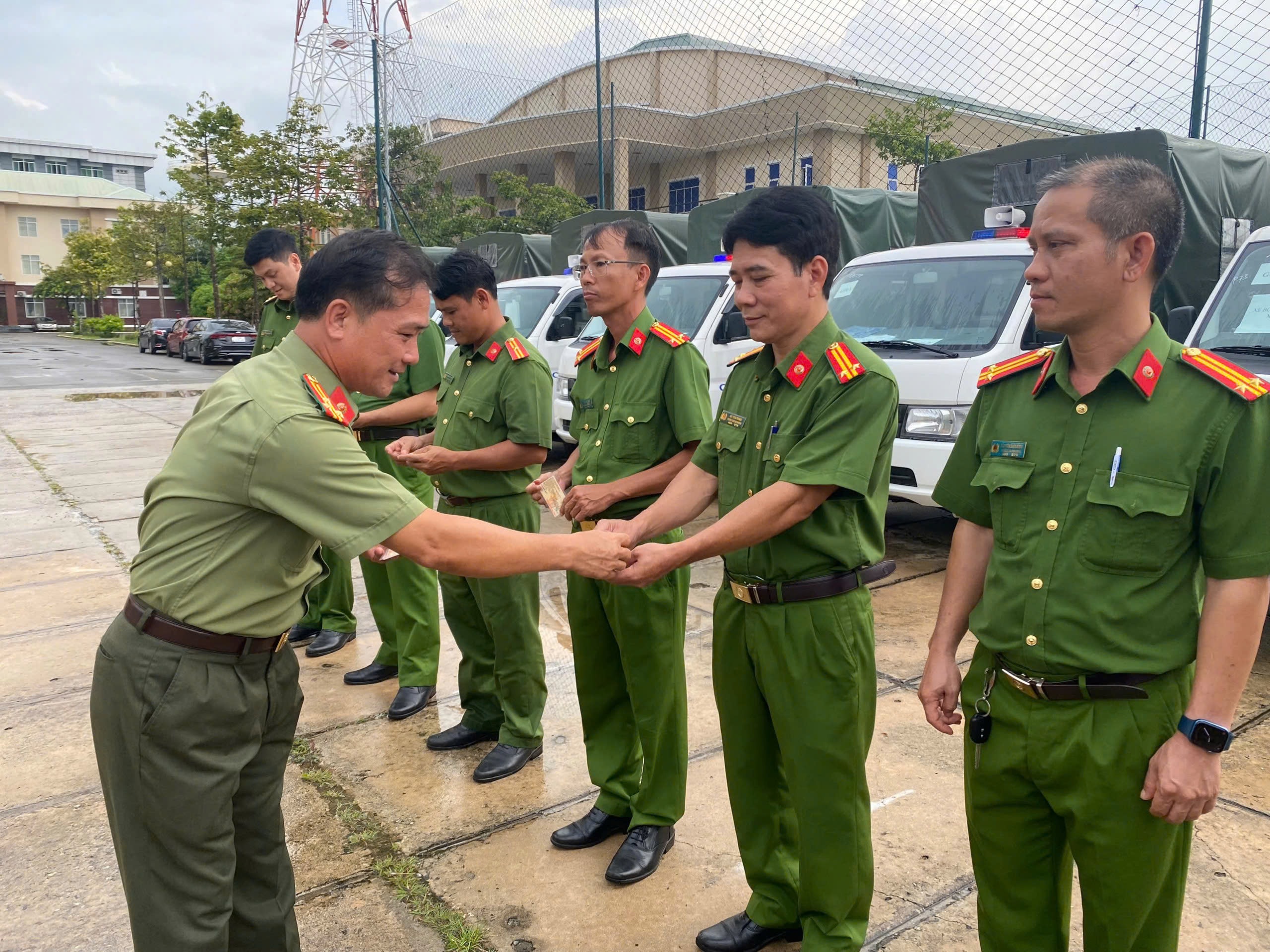 Phòng Hậu cần-Công an tỉnh trao quyết định bàn giao xe và Giấy đăng ký xe cho các đơn vị
