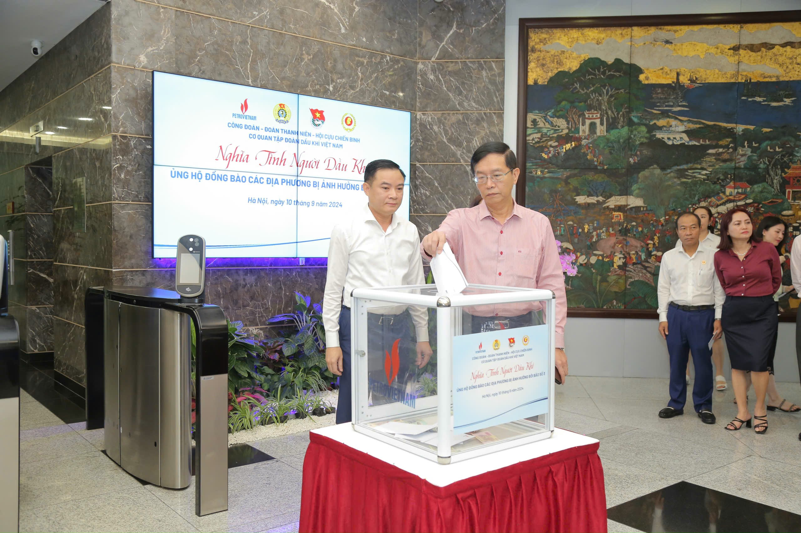  Lãnh đạo và cán bộ, công nhân viên Cơ quan Petrovietnam tham gia quyên góp, ủng hộ tại  buổi phát động