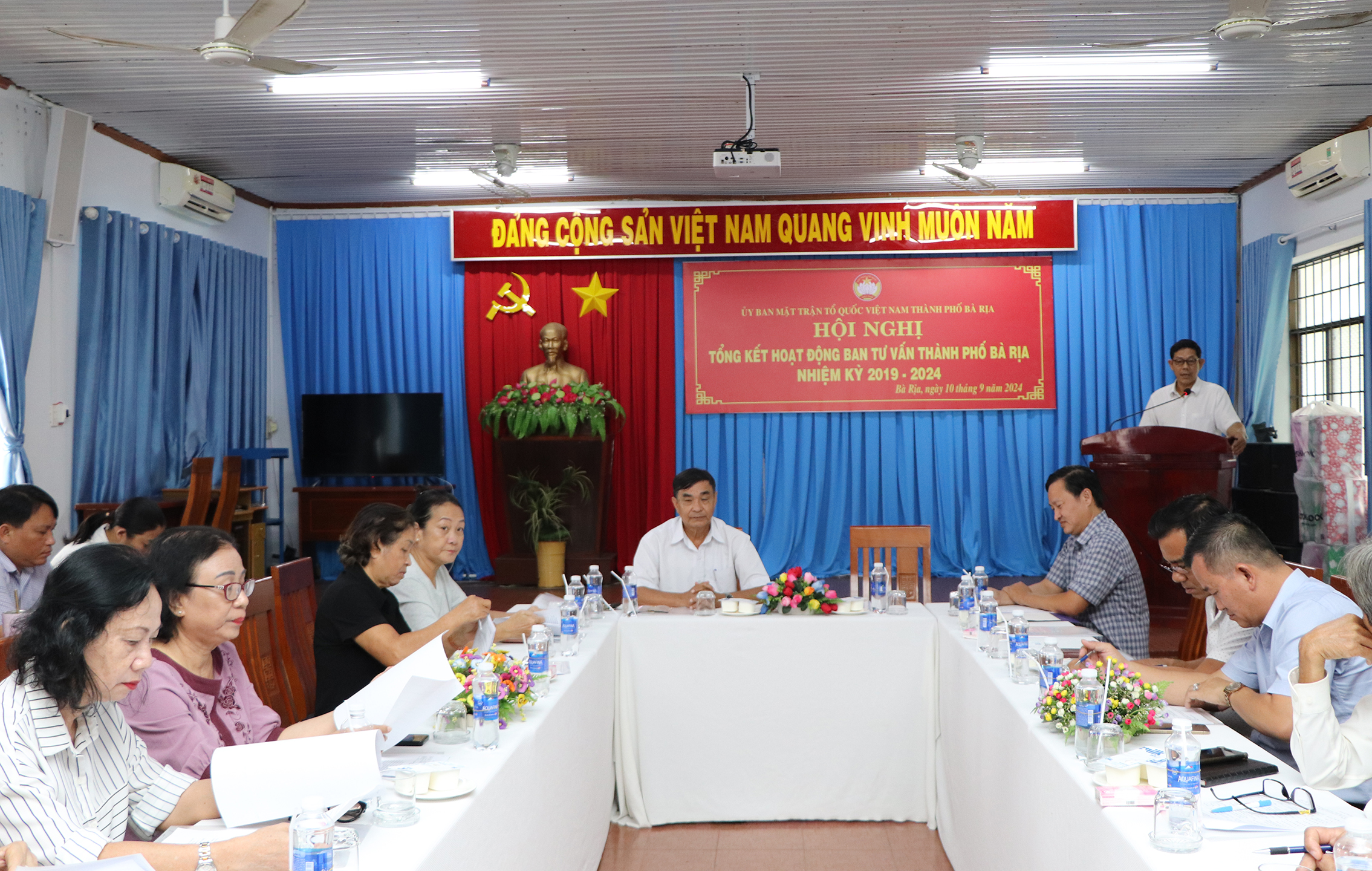 Ông Mã Hồng Trung, Trưởng Ban Tư vấn TP.Bà Rịa chủ trì hội nghị.