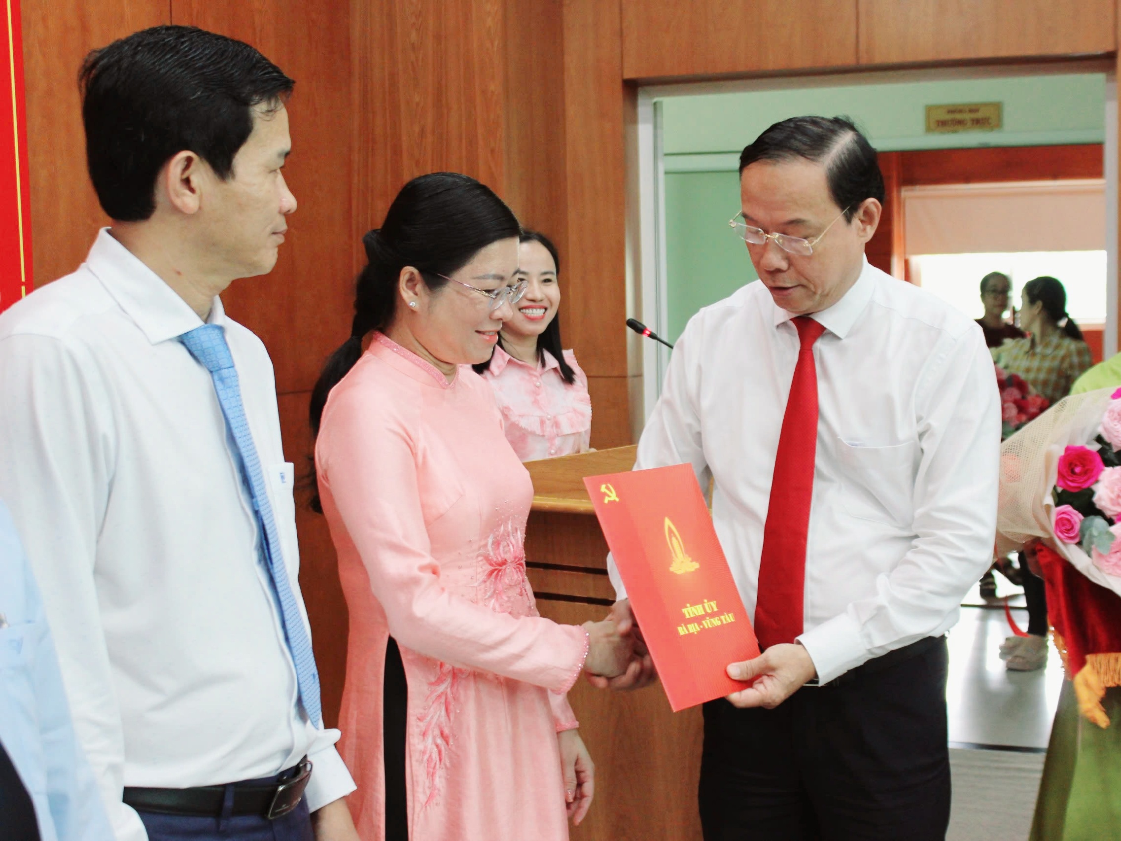 Ông Nguyễn Văn Thọ trao Quyết định điều động, bổ nhiệm cho bà Lê Thị Thủy.