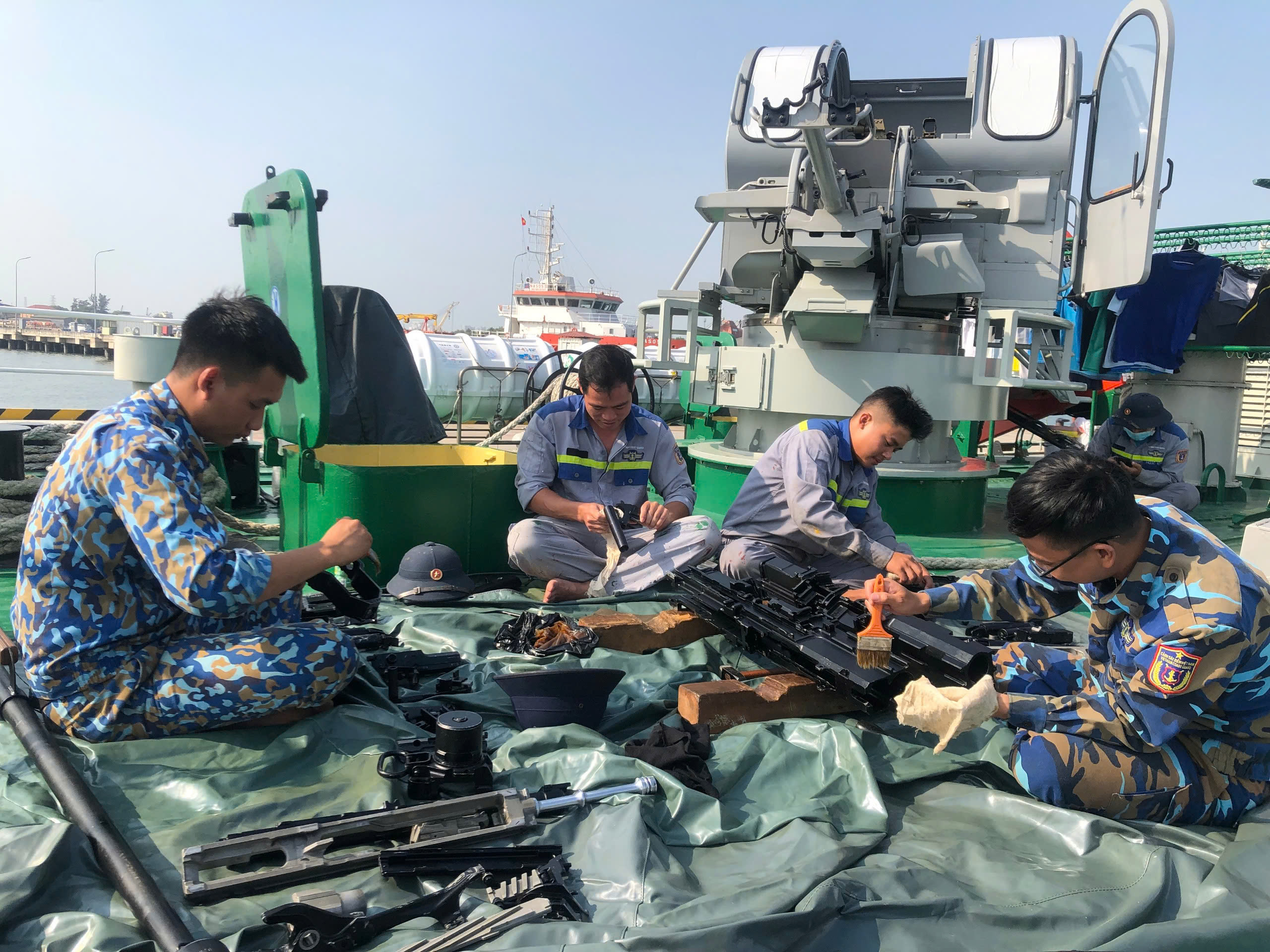 Cán bộ, chiến sĩ Tàu CSB 4034 bảo quản vũ khí, trang thiết bị sau hải trình làm nhiệm vụ dài ngày trên biển.